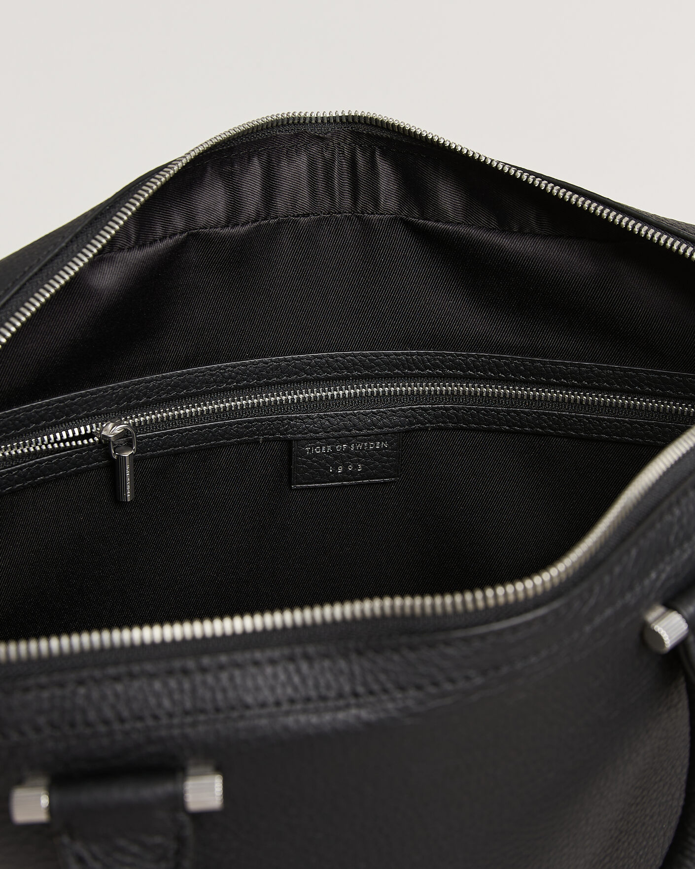 Mies | Laukut | Tiger of Sweden | Valise Grained Leather Briefcase Black