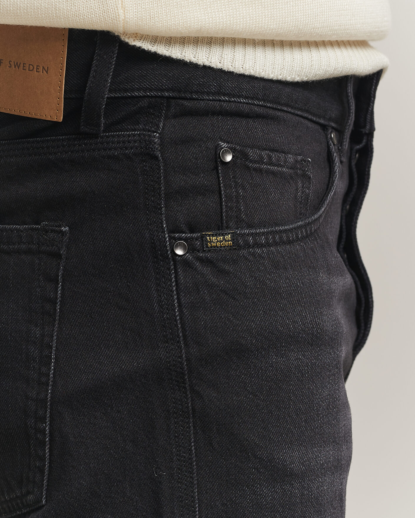 Mies | Farkut | Tiger of Sweden | Dash Jeans Washed Black