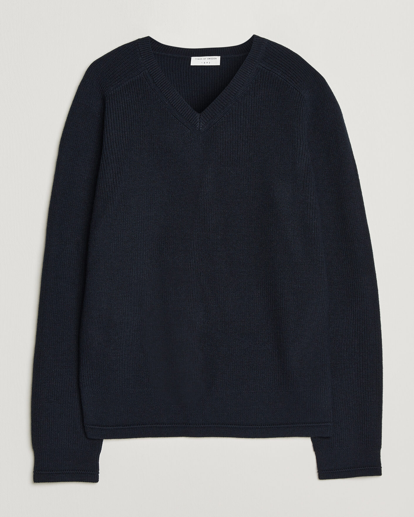 Mies | Puserot | Tiger of Sweden | Logan Wool Knitted V-Neck Night Grape