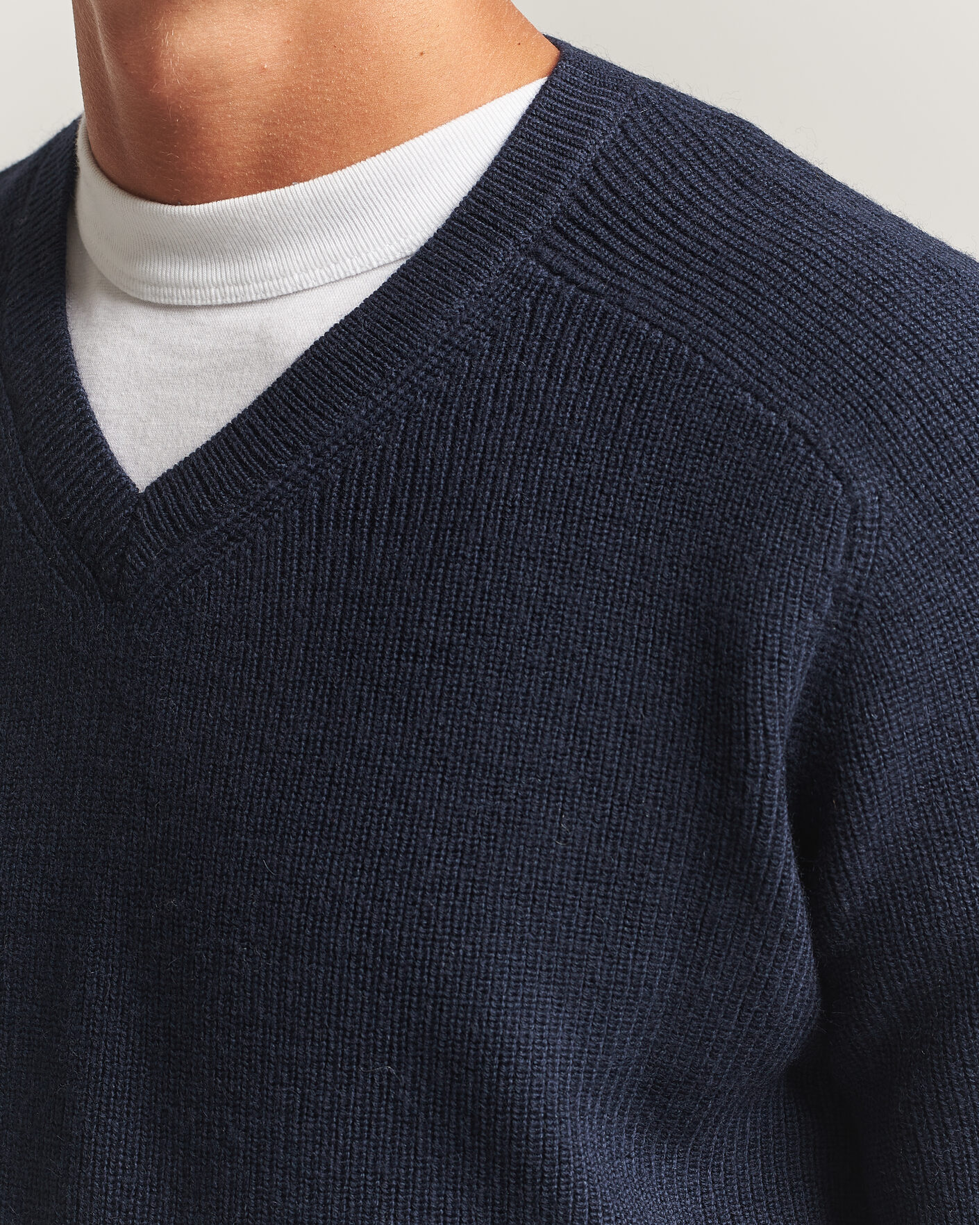 Mies | Puserot | Tiger of Sweden | Logan Wool Knitted V-Neck Night Grape