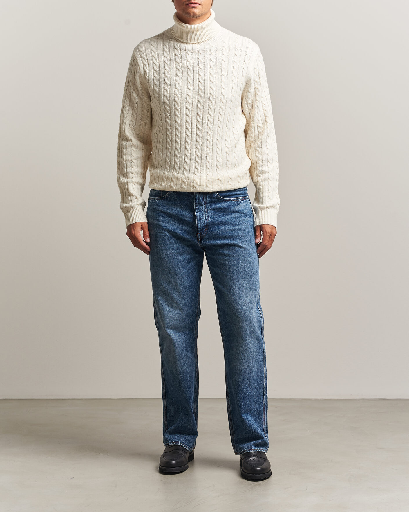 Mies | Puserot | Tiger of Sweden | Wilde Wool/Cashmere Cable Turtleneck Porcelain Cream