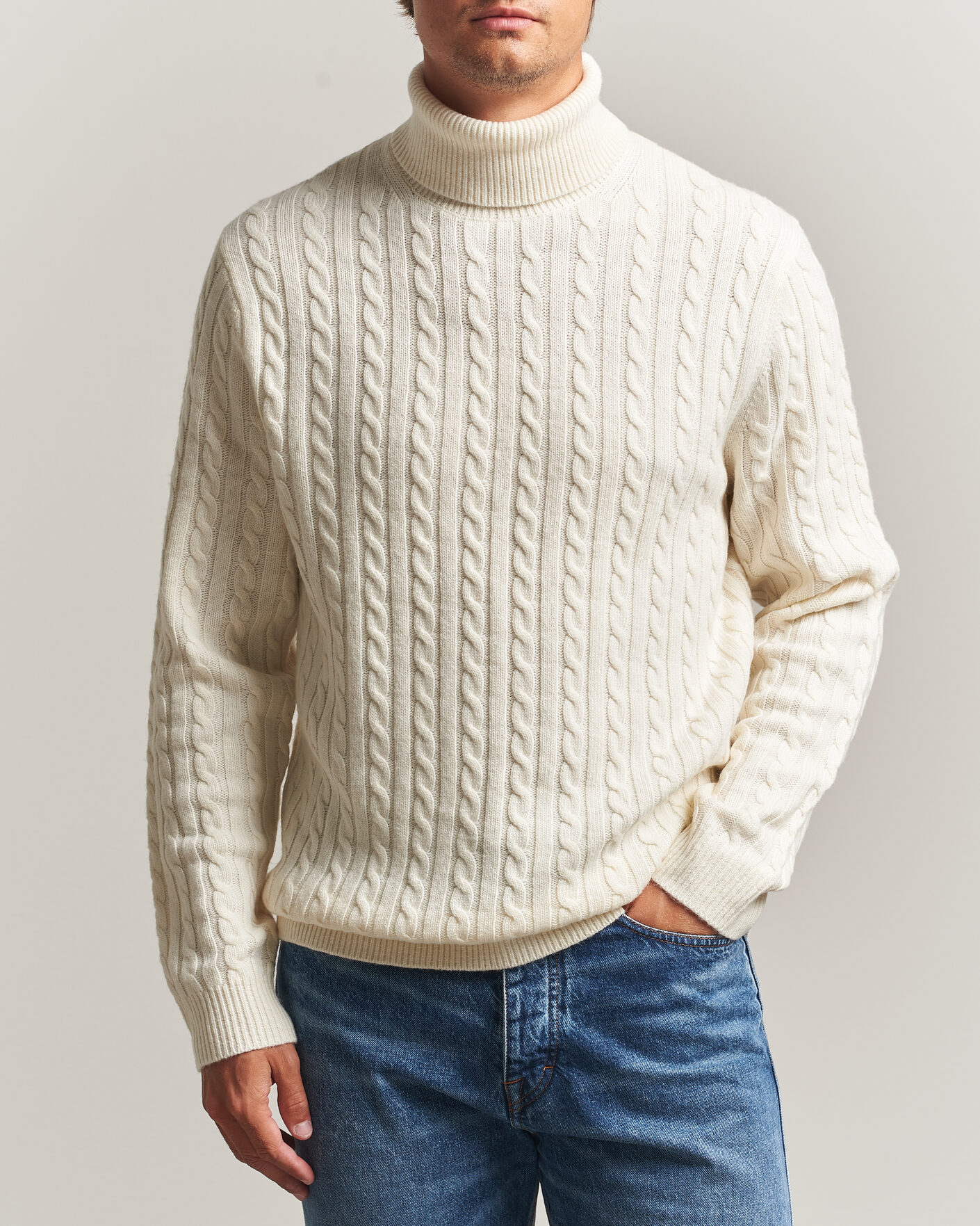 Mies | Puserot | Tiger of Sweden | Wilde Wool/Cashmere Cable Turtleneck Porcelain Cream