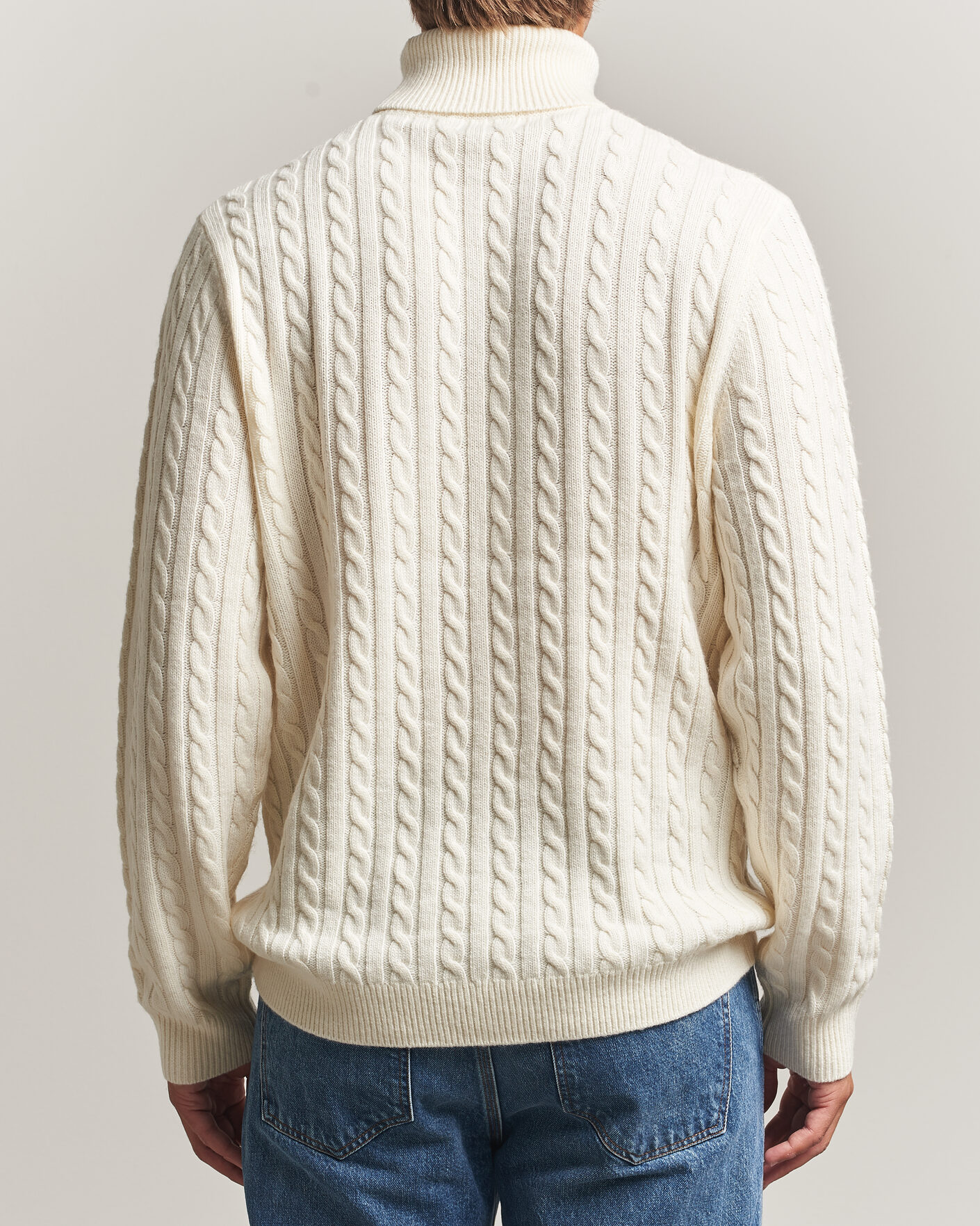 Mies | Puserot | Tiger of Sweden | Wilde Wool/Cashmere Cable Turtleneck Porcelain Cream