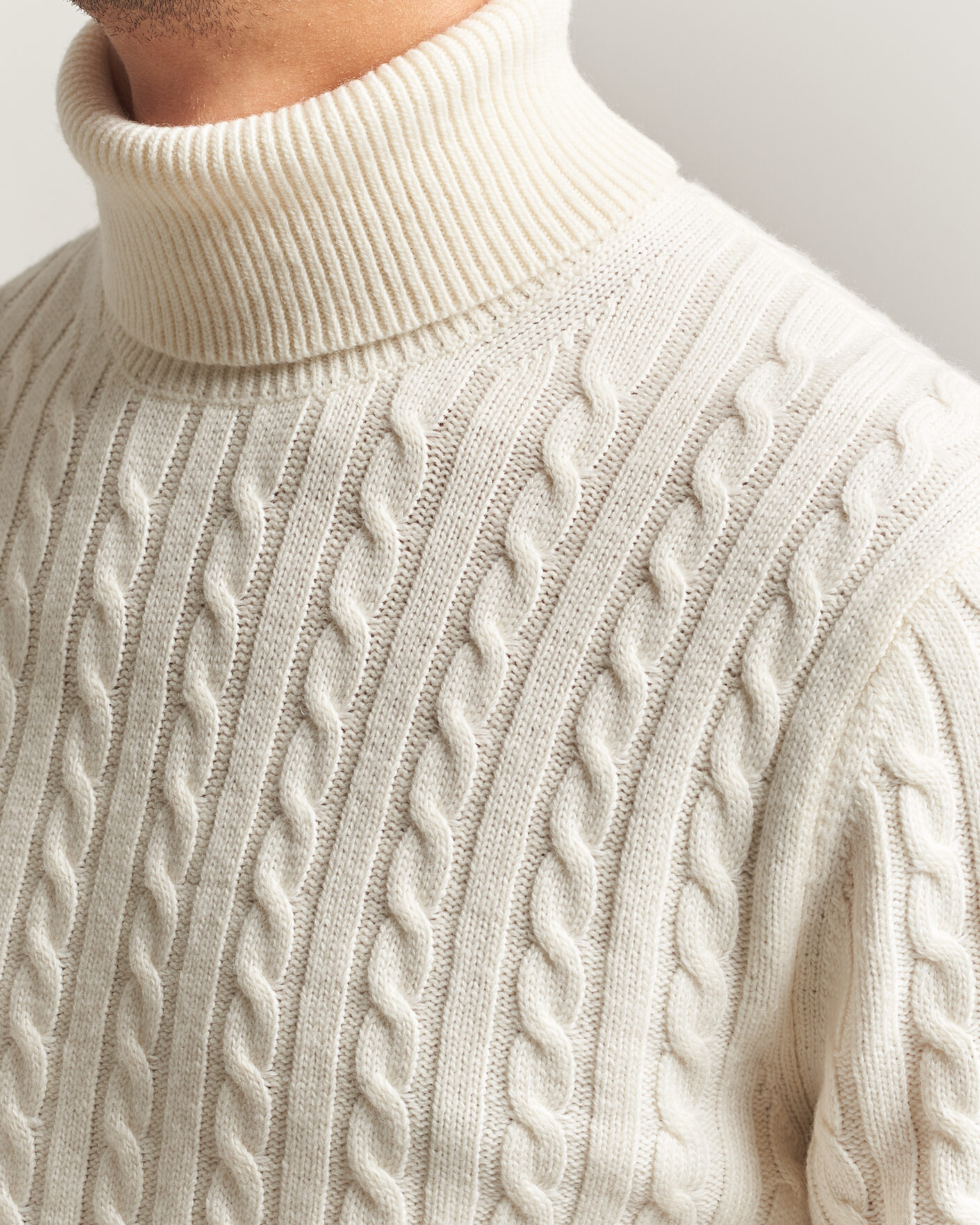Mies | Puserot | Tiger of Sweden | Wilde Wool/Cashmere Cable Turtleneck Porcelain Cream