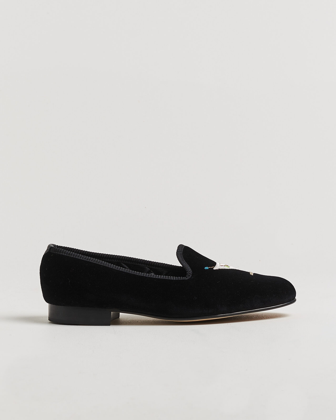 Mies | Loaferit | Bowhill & Elliott | Martini Venetian Pump Black Velvet