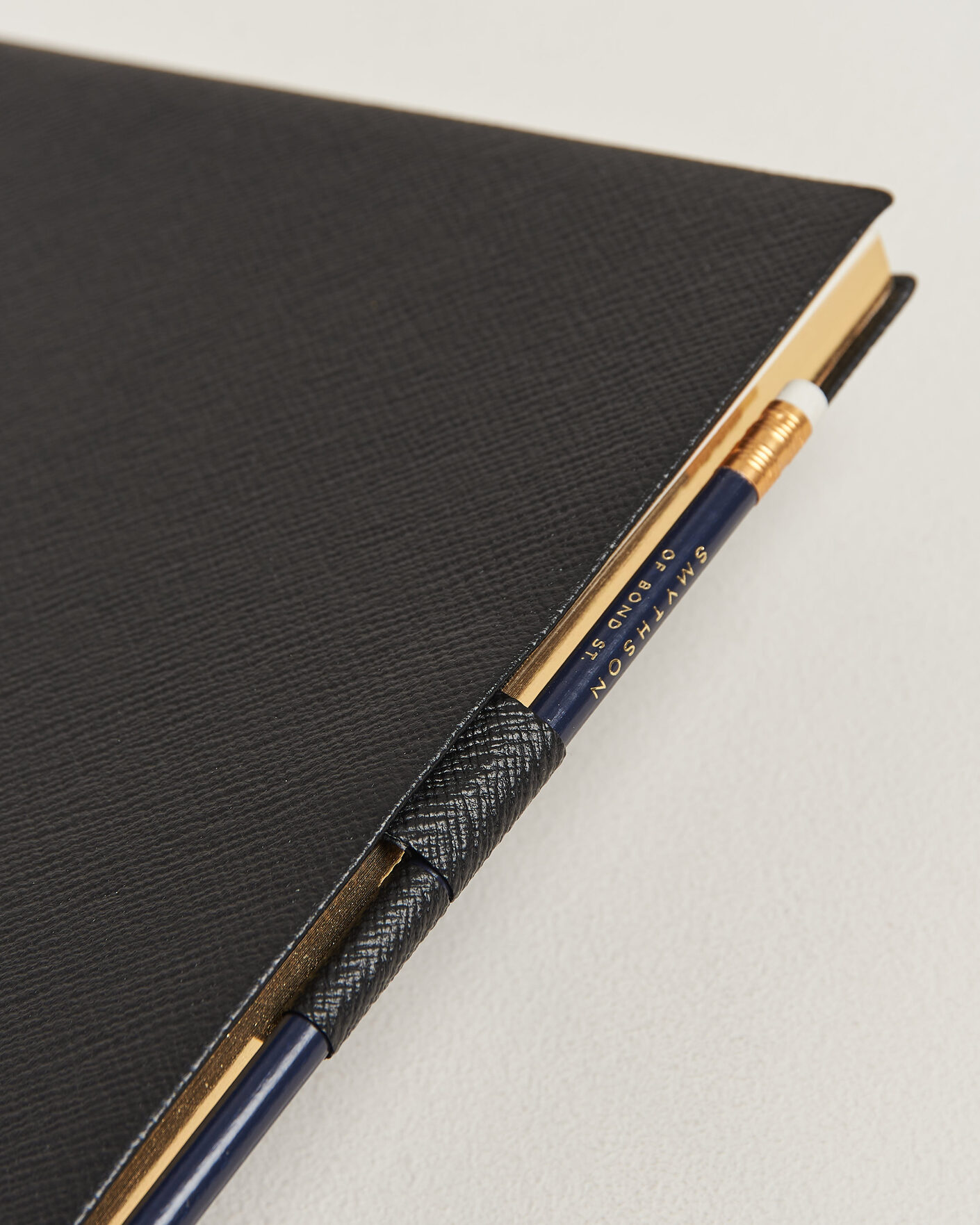 Mies | Lehtiöt | Smythson | Pastegrain Sketchbook Black