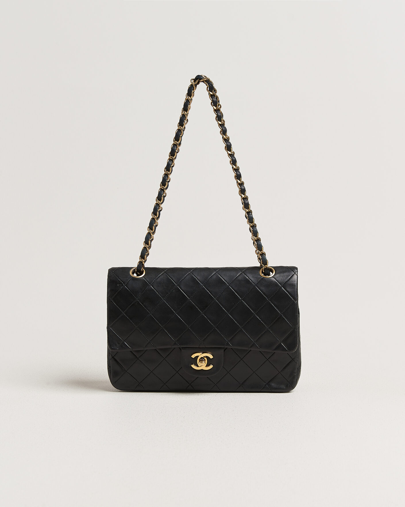Mies | Pre-Owned & Vintage Bags | Chanel Pre-Owned | Classic Medium Double Flap Bag Lambskin Black