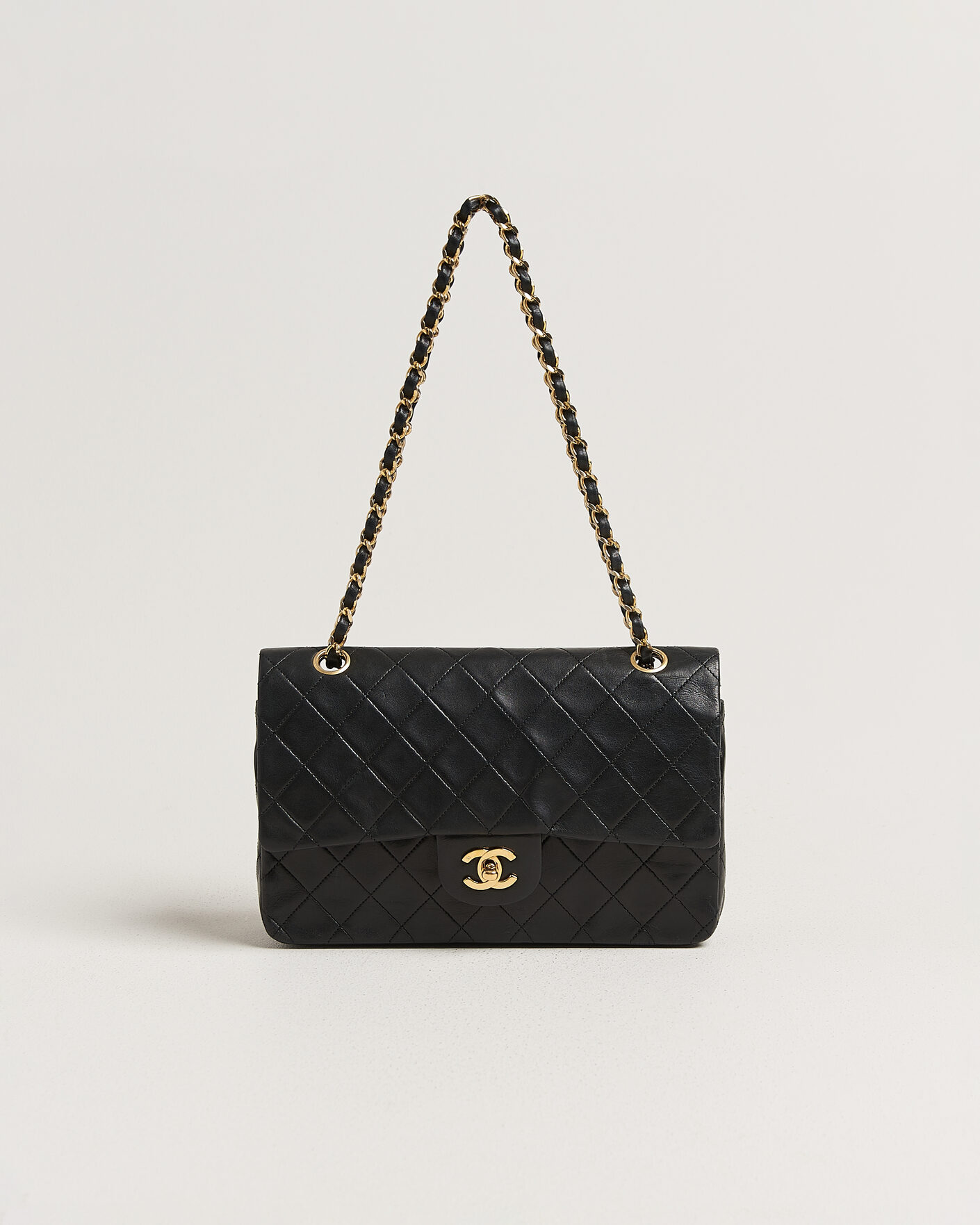 Mies | Chanel Pre-Owned Classic Medium Double Flap Bag Lambskin Black | Chanel Pre-Owned | Classic Medium Double Flap Bag Lambskin Black