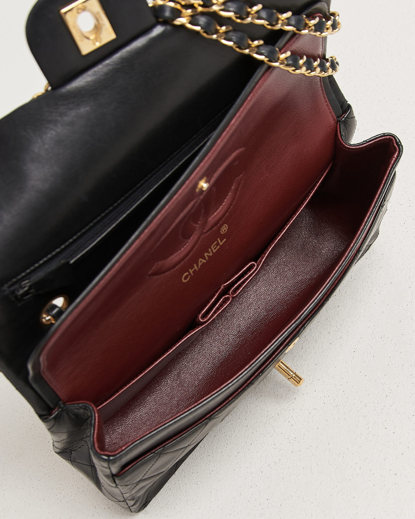 Mies | Chanel Pre-Owned Classic Medium Double Flap Bag Lambskin Black | Chanel Pre-Owned | Classic Medium Double Flap Bag Lambskin Black