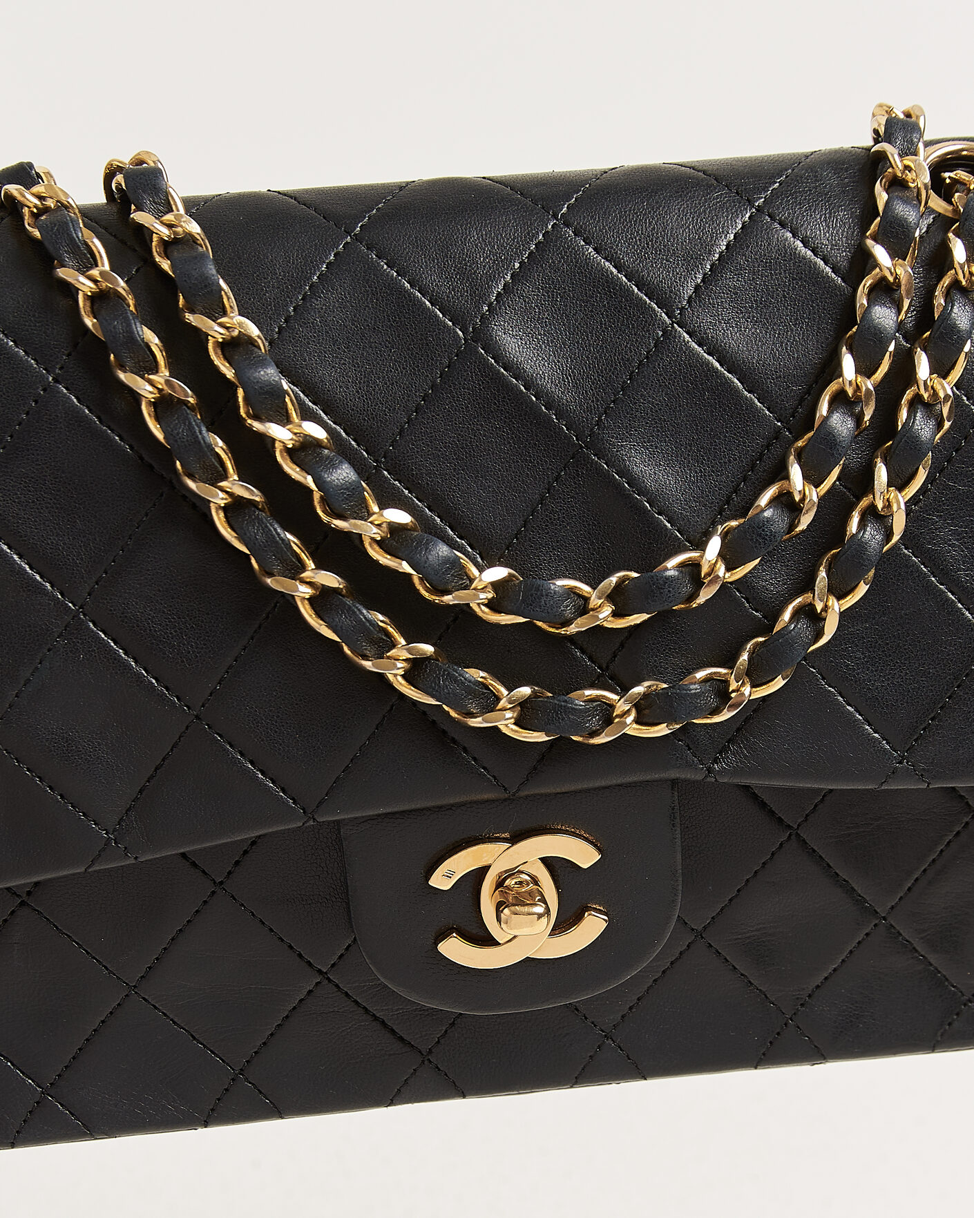 Mies | Chanel Pre-Owned Classic Medium Double Flap Bag Lambskin Black | Chanel Pre-Owned | Classic Medium Double Flap Bag Lambskin Black