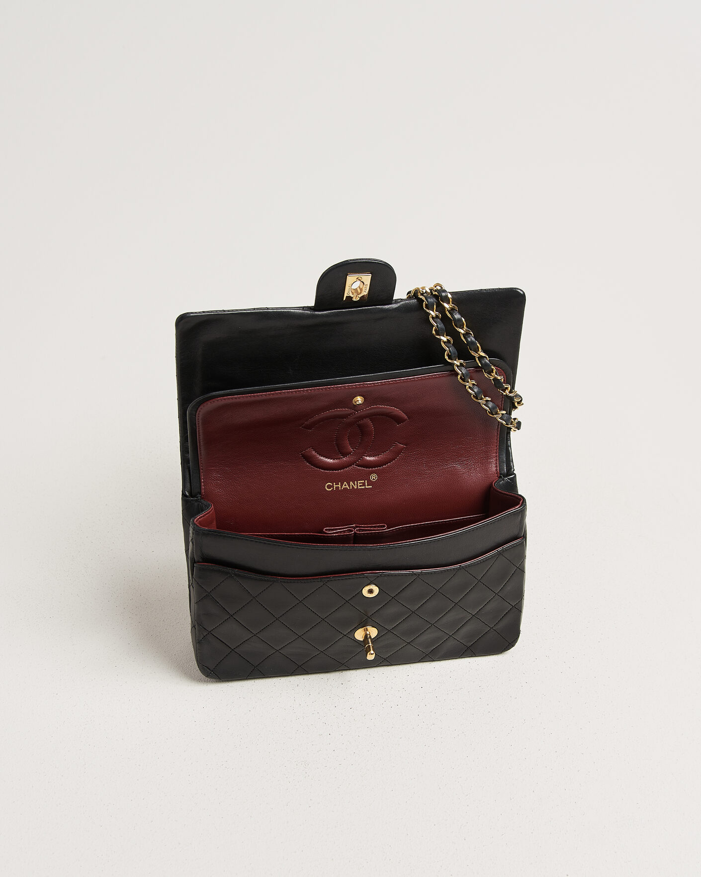 Mies | Chanel Pre-Owned Classic Medium Double Flap Bag Lambskin Black | Chanel Pre-Owned | Classic Medium Double Flap Bag Lambskin Black