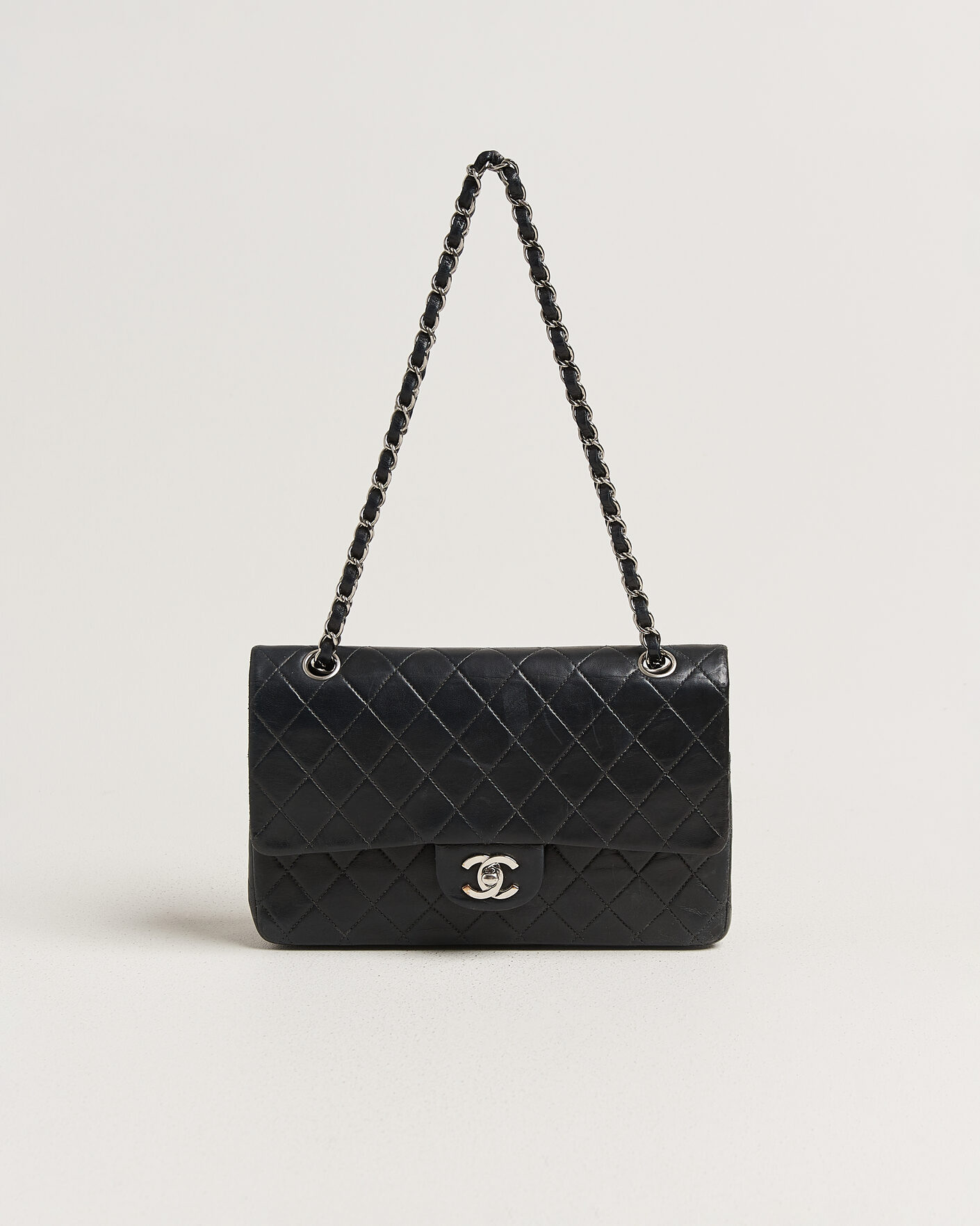 Mies | Pre-Owned & Vintage Bags | Chanel Pre-Owned | Classic Medium Double Flap Bag Lambskin Black