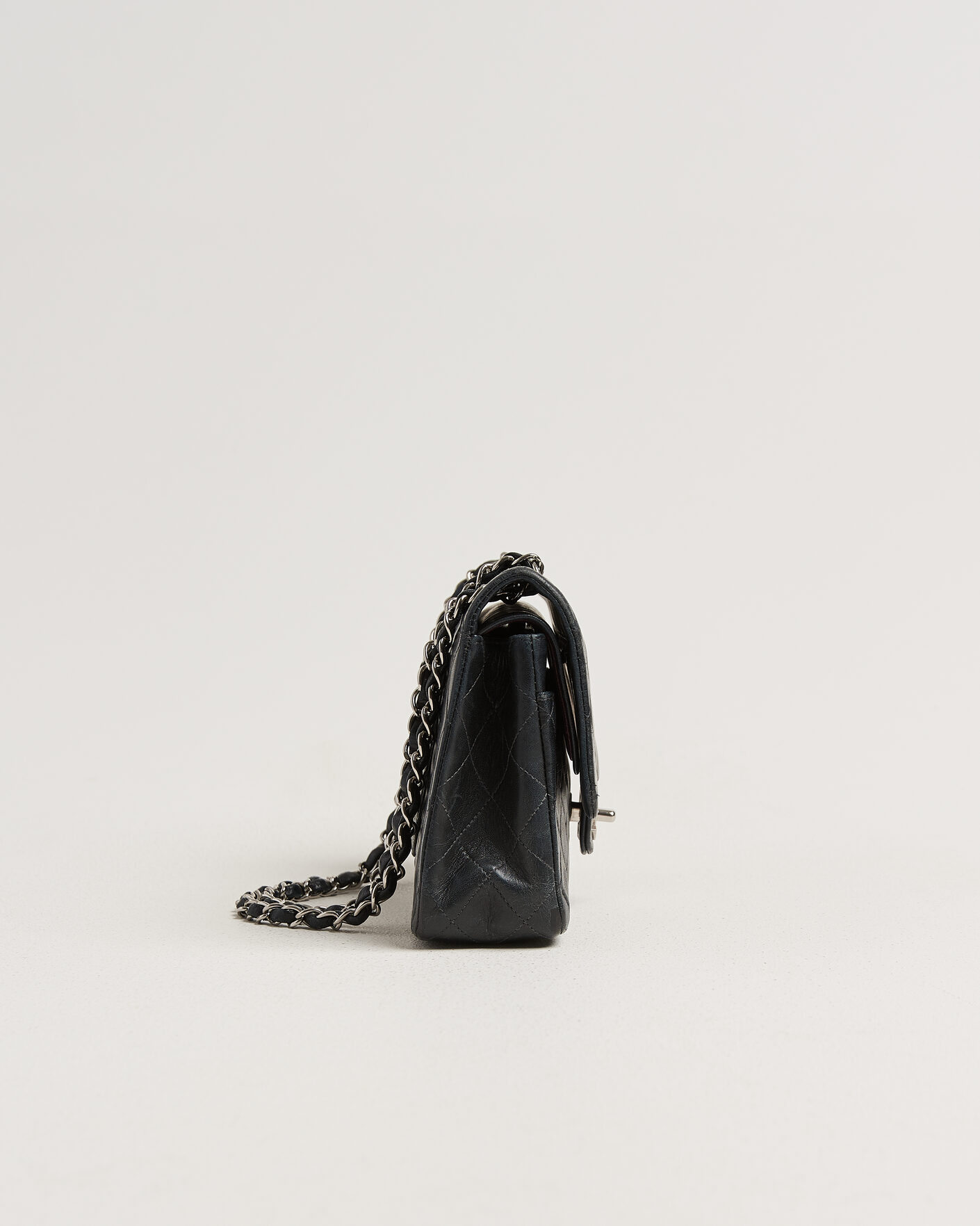 Mies | Pre-Owned & Vintage Bags | Chanel Pre-Owned | Classic Medium Double Flap Bag Lambskin Black