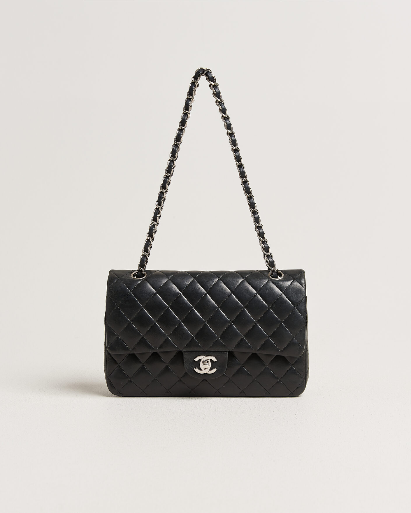 Mies | Pre-Owned & Vintage Bags | Chanel Pre-Owned | Classic Medium Double Flap Bag Lambskin Black