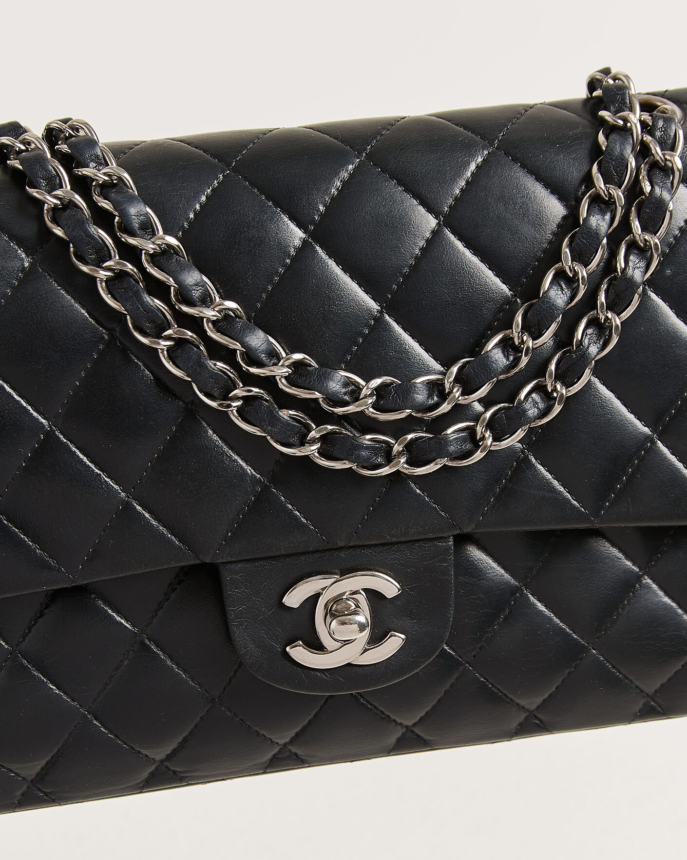 Mies | Pre-Owned & Vintage Bags | Chanel Pre-Owned | Classic Medium Double Flap Bag Lambskin Black