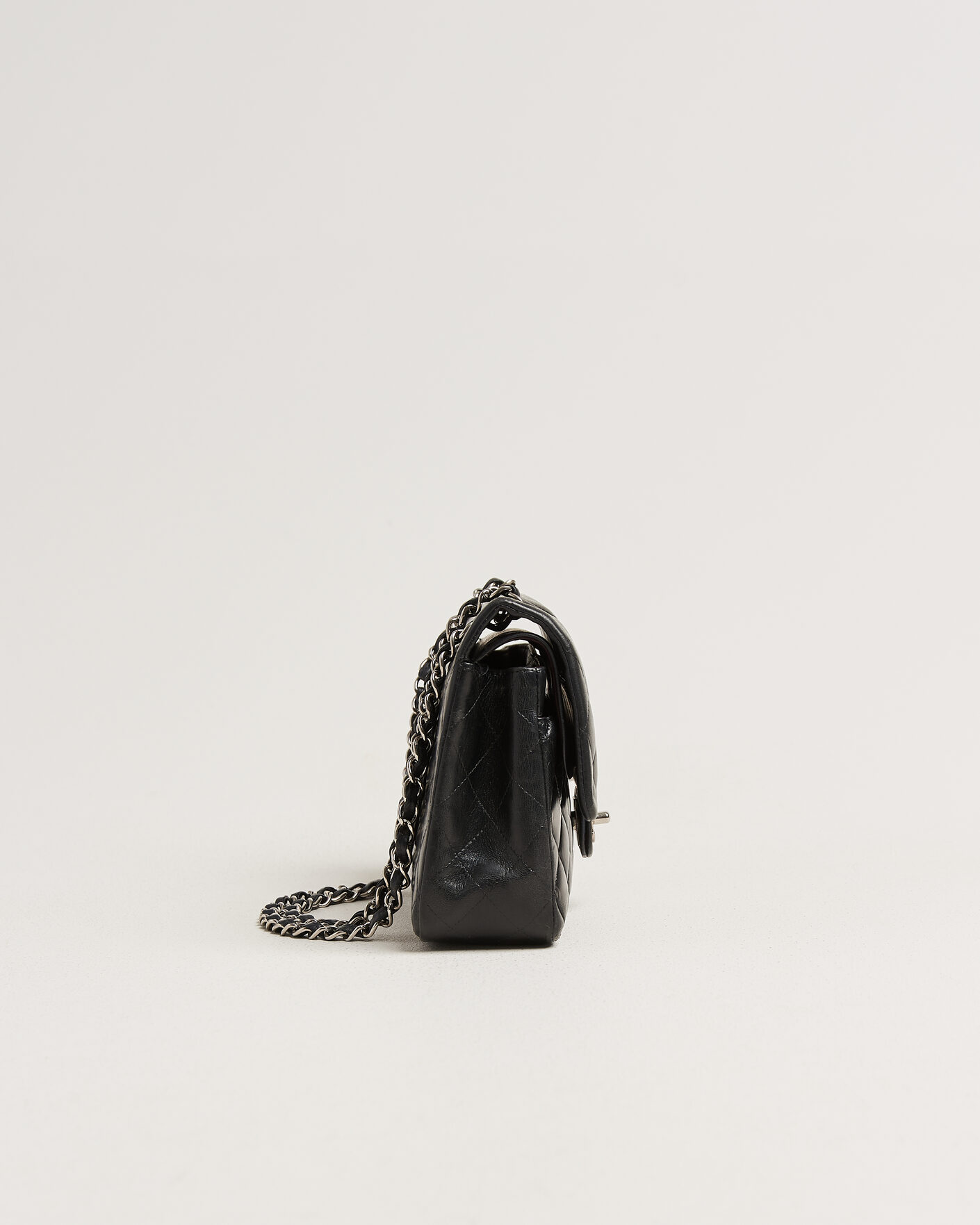Mies | Pre-Owned & Vintage Bags | Chanel Pre-Owned | Classic Medium Double Flap Bag Lambskin Black
