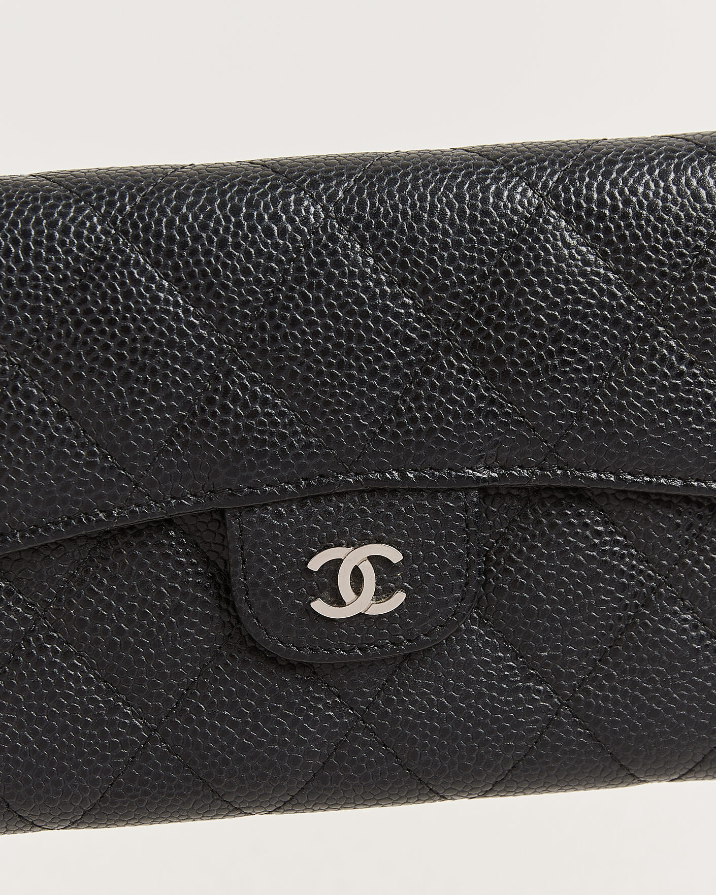 Mies | Pre-Owned & Vintage Bags | Chanel Pre-Owned | Classic Trifold Flap Wallet Caviar Leather Black