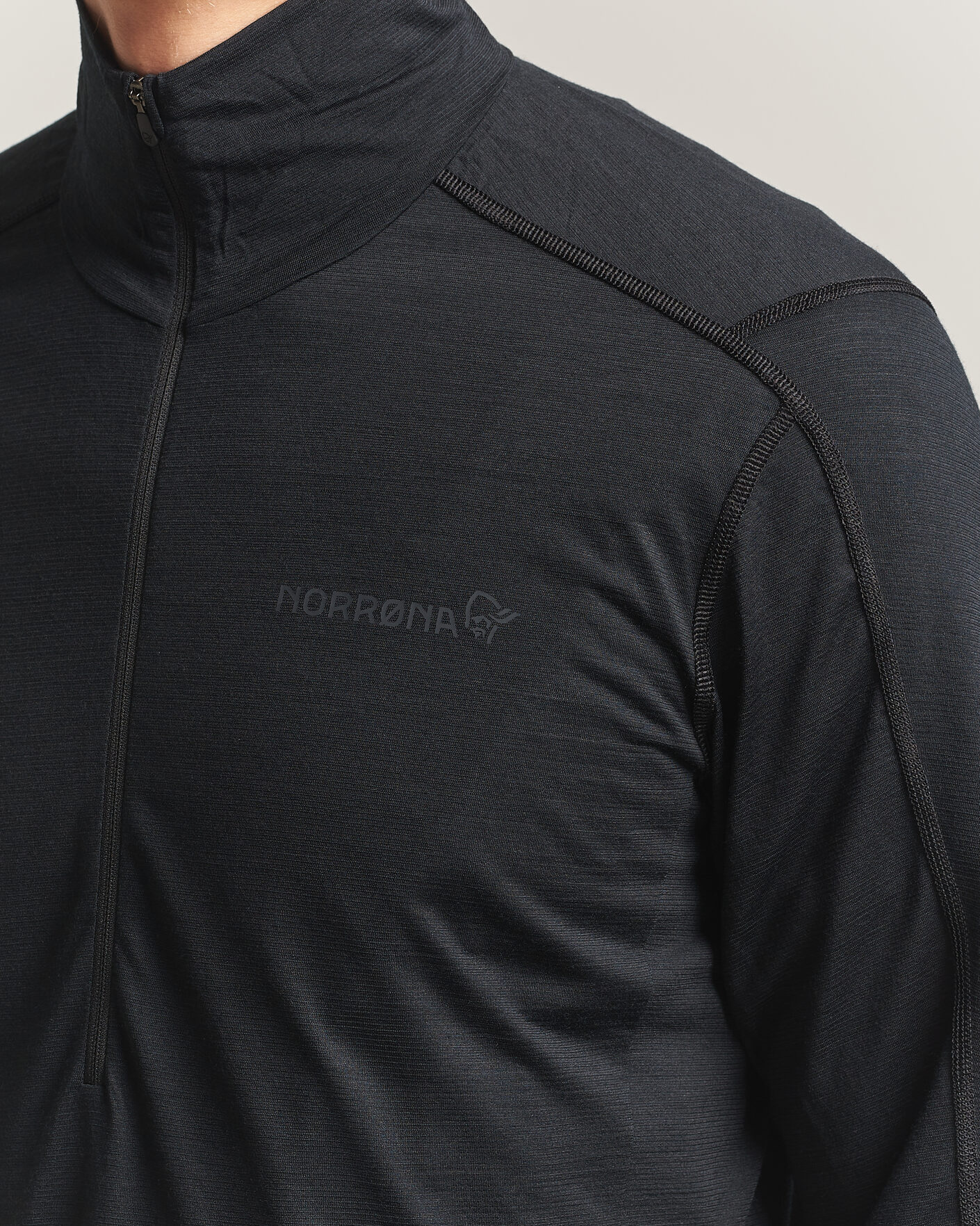 Mies | Puserot | Norrøna | Falketind Equalizer Wool Zip Neck Caviar Black