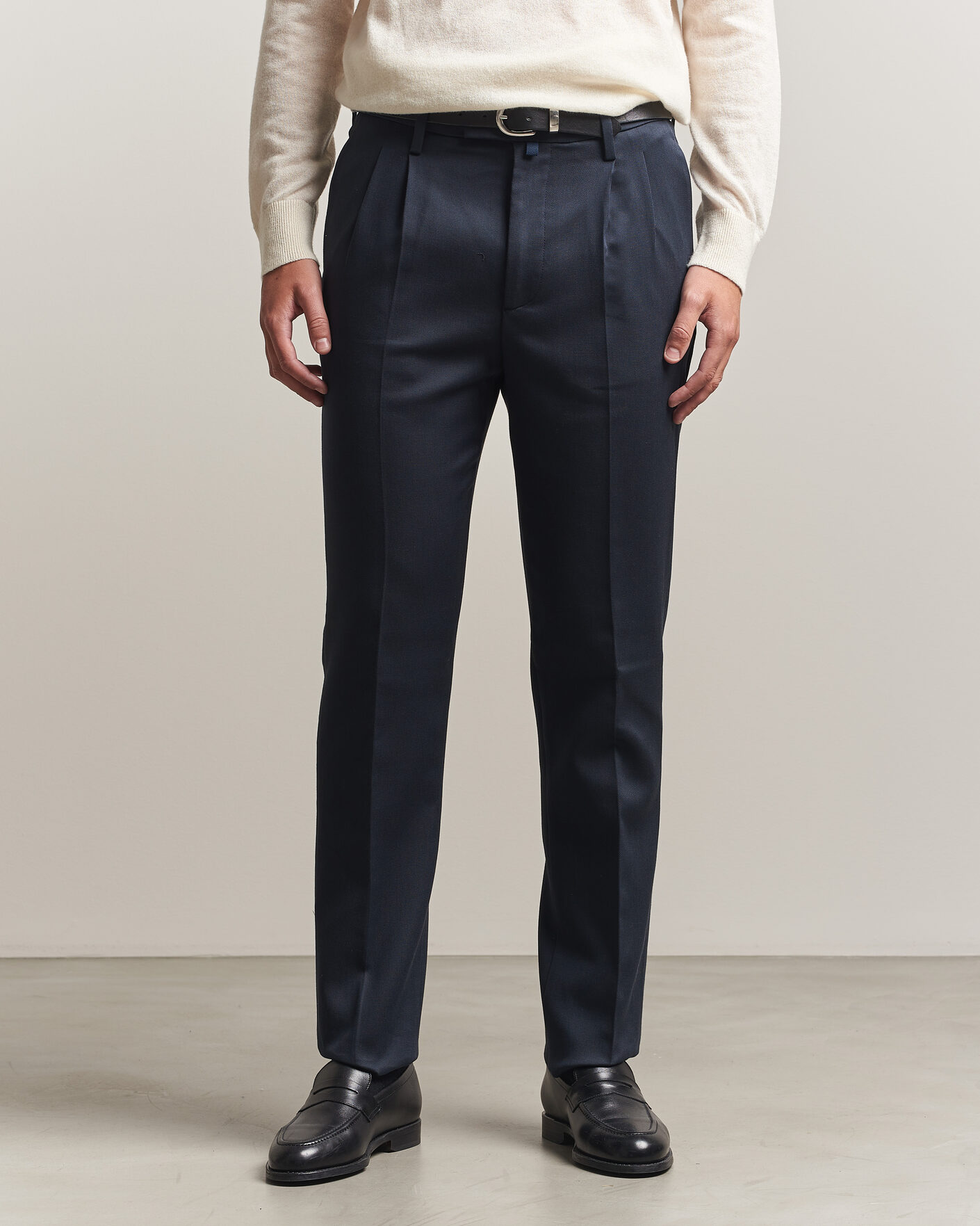 Mies | Housut | Jacob Cohën | Lucas Pleated Cotton Gabardine Trousers Navy