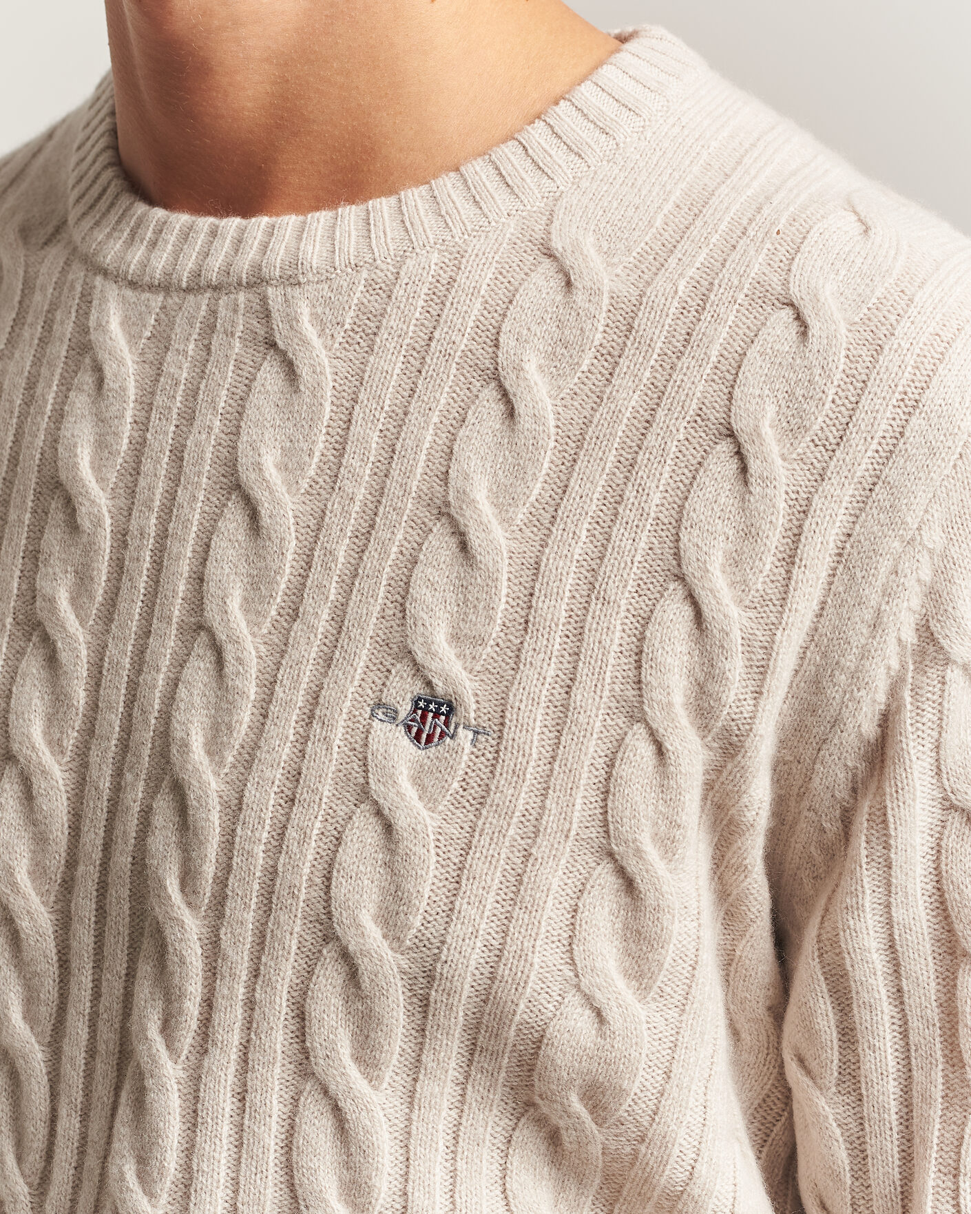 Mies | Puserot | Gant | Lambswool Cable Crew Neck Clay Beige