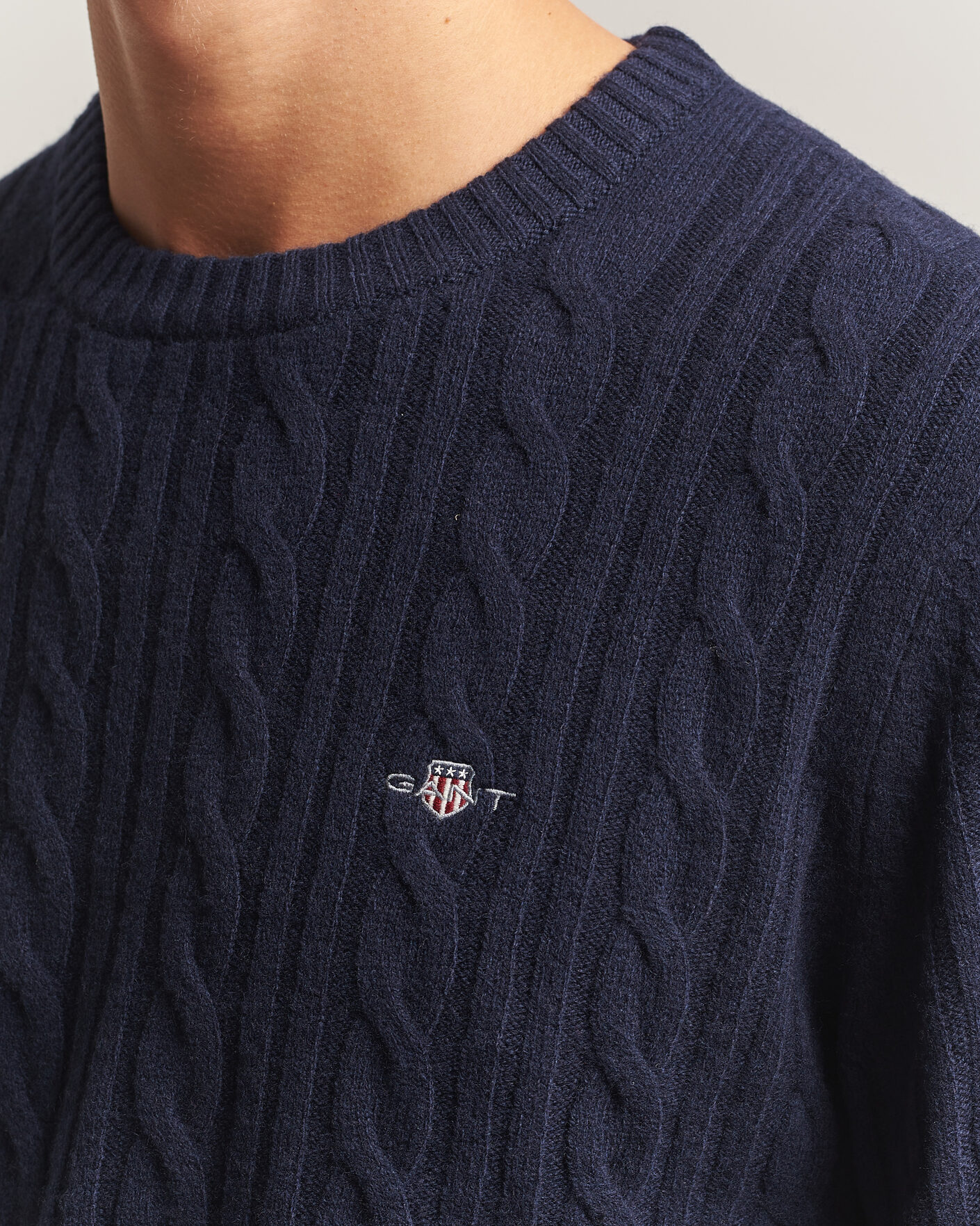 Mies | Puserot | Gant | Lambswool Cable Crew Neck Evening Blue