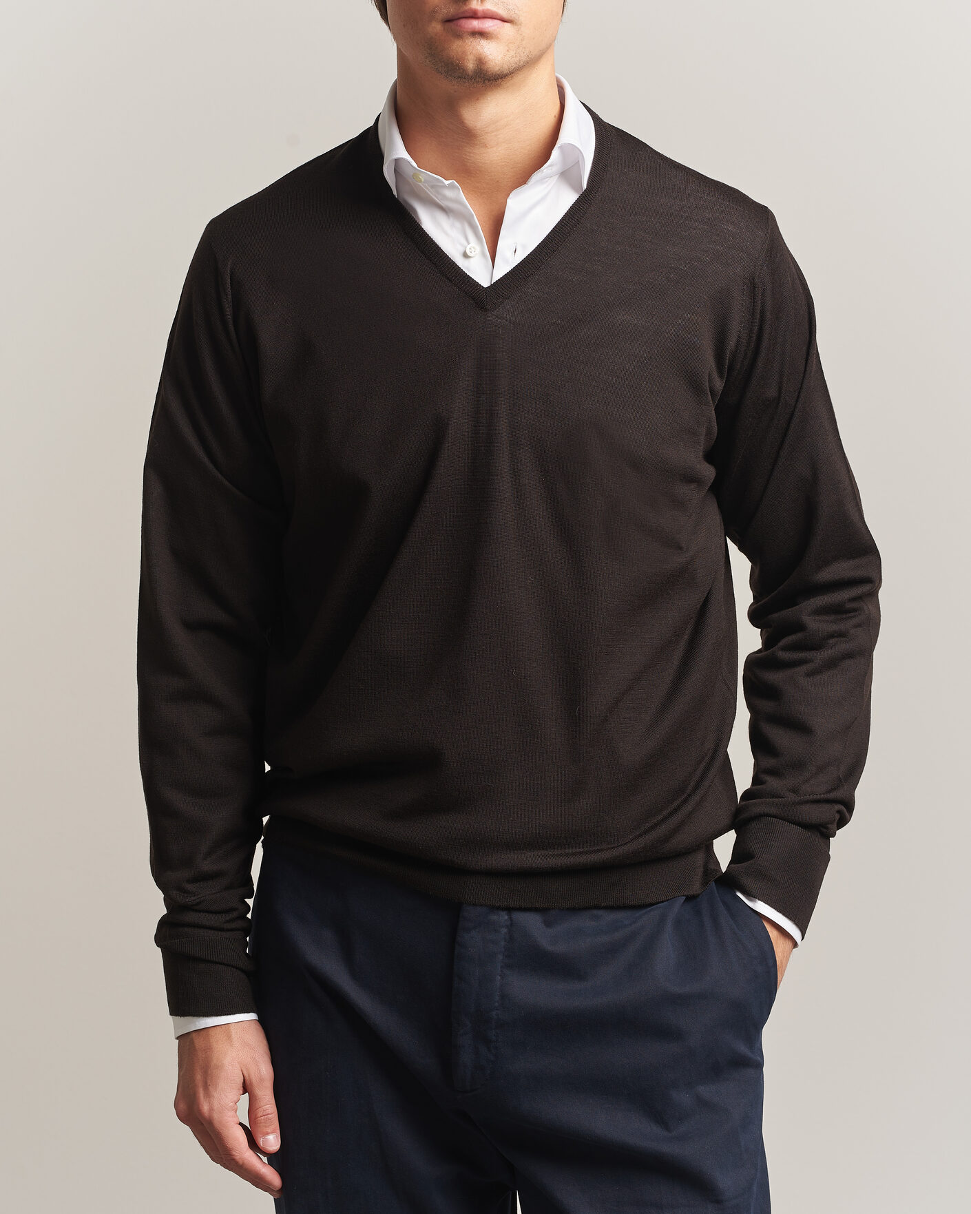 Mies | Puserot | John Smedley | Bobby Extra Fine Merino V-Neck Pullover Faulkner Brown