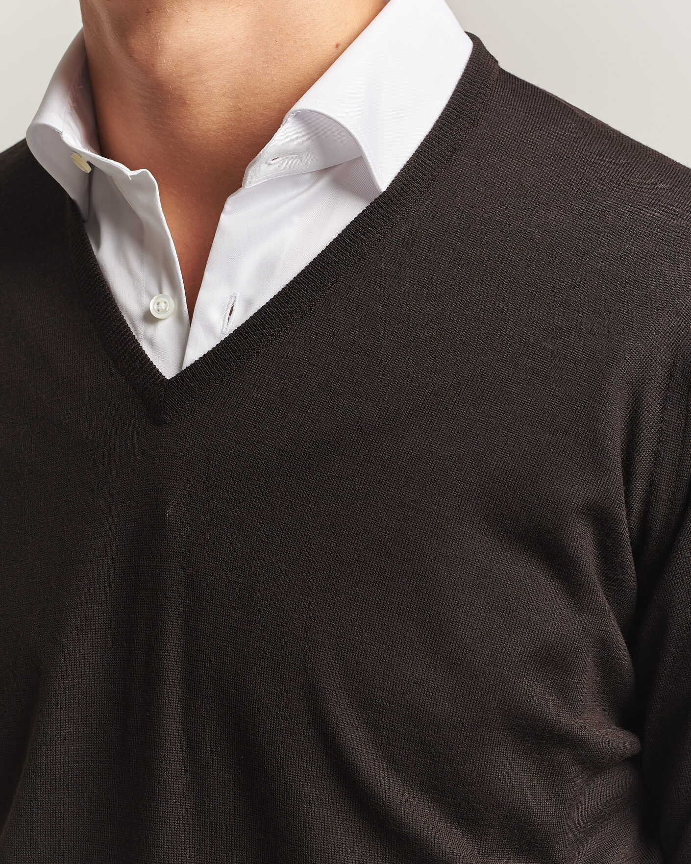 Mies | Puserot | John Smedley | Bobby Extra Fine Merino V-Neck Pullover Faulkner Brown