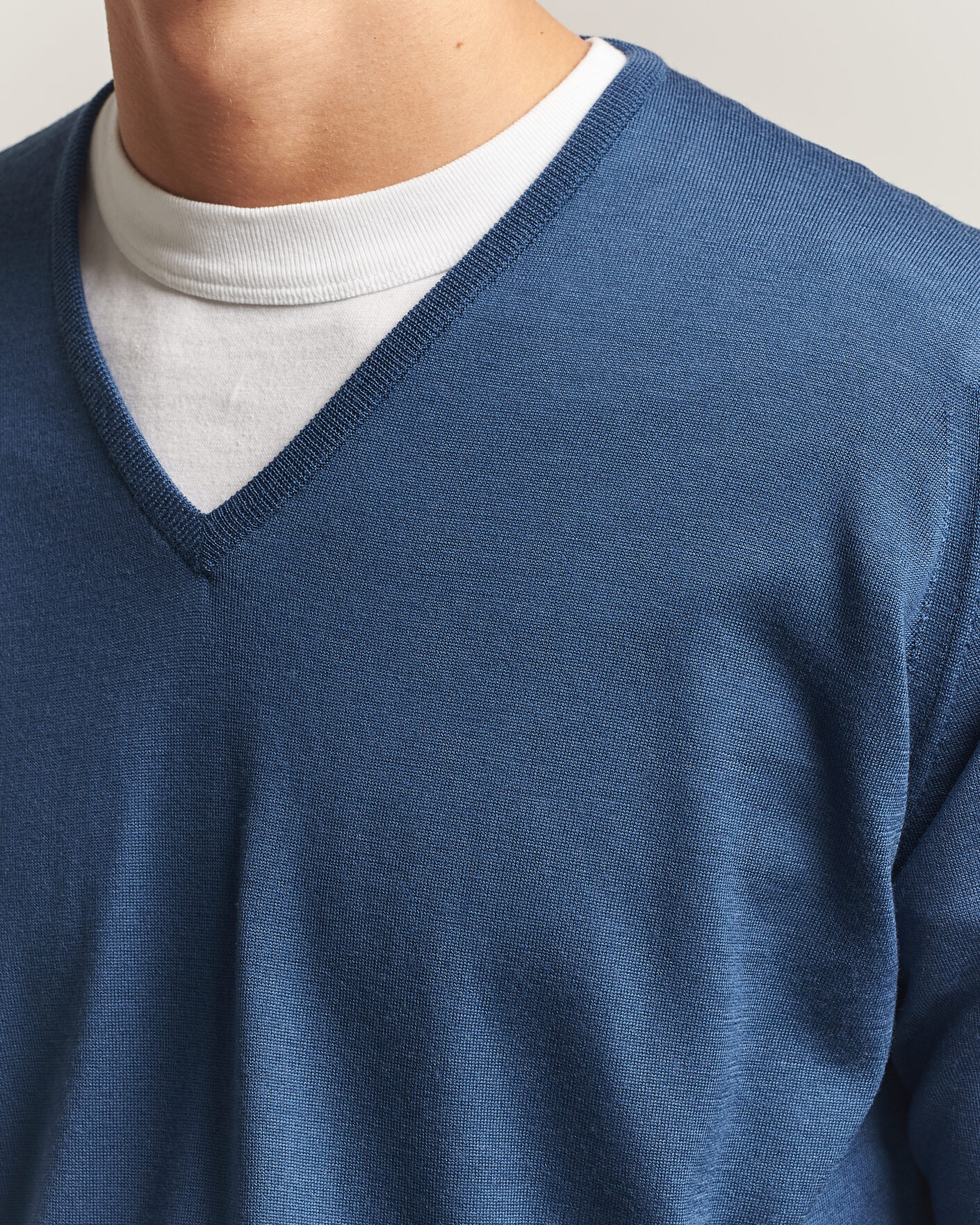Mies | Puserot | John Smedley | Bobby Extra Fine Merino V-Neck Pullover Teal Firth