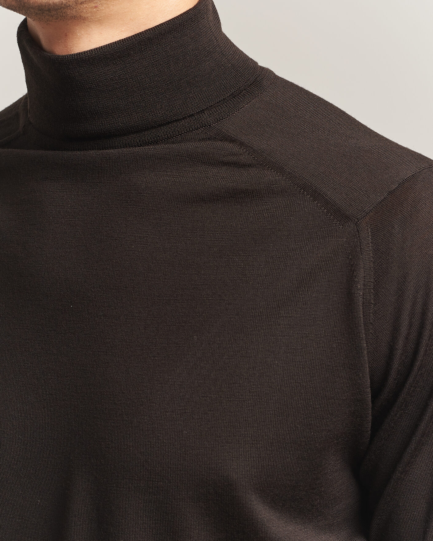 Mies | Puserot | John Smedley | Cherwell Extra Fine Merino Rollneck Faulkner Brown