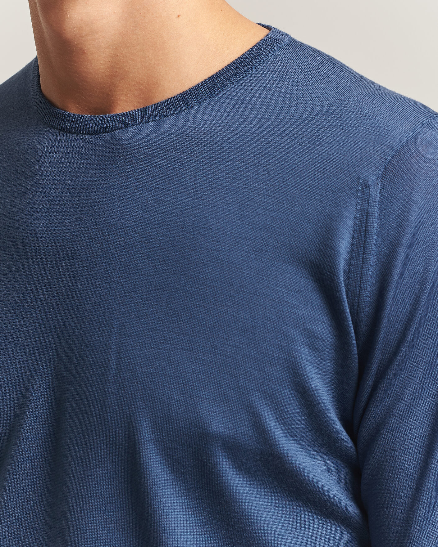Mies | Puserot | John Smedley | Lundy Extra Fine Merino Crew Neck Teal Firth