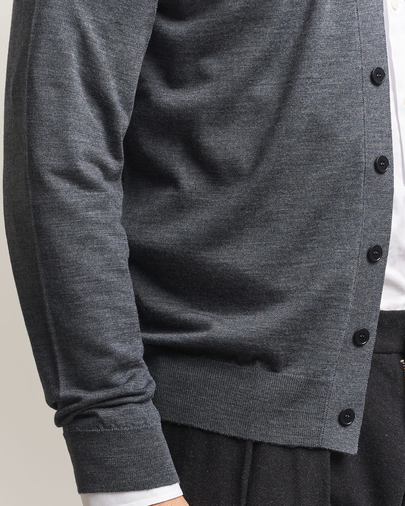 Mies | Puserot | John Smedley | Bradrick Extra Fine Merino Cardigan Charcoal