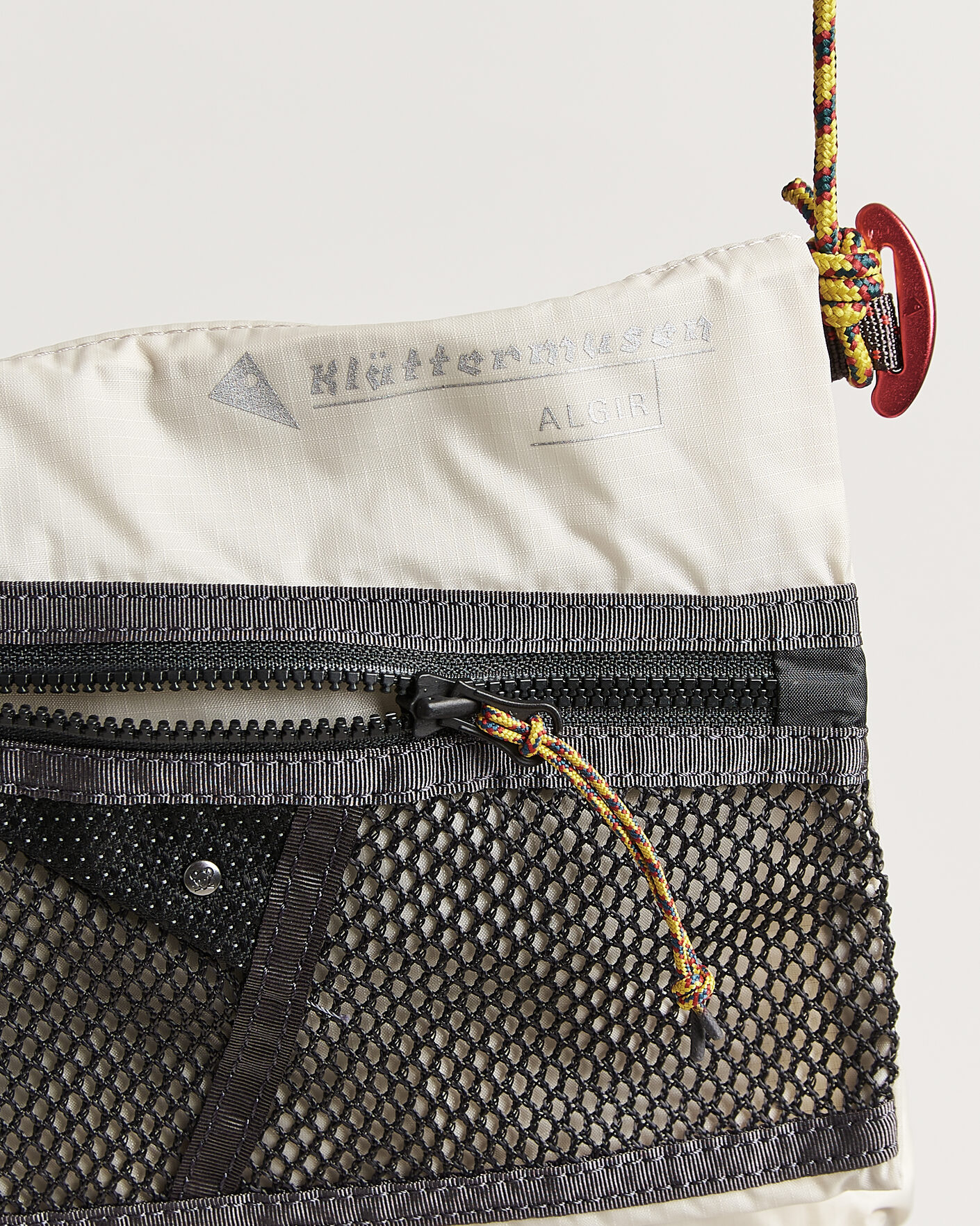 Mies | Laukut | Klättermusen | Algir Foldover Bag Putty Grey