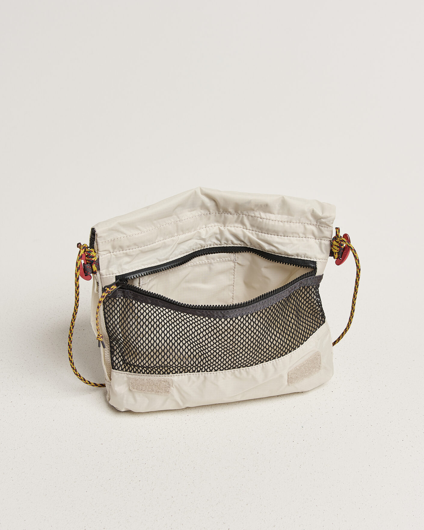 Mies | Laukut | Klättermusen | Algir Foldover Bag Putty Grey