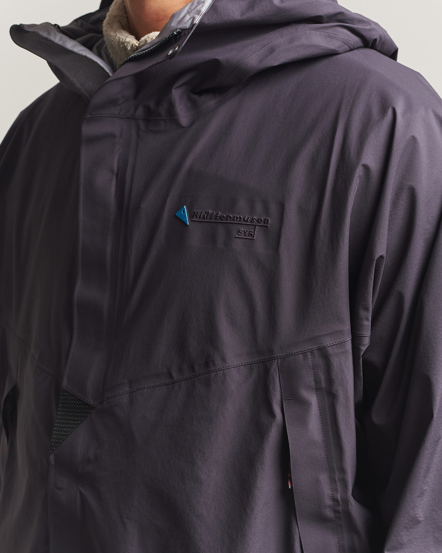 Mies | Takit | Klättermusen | Syr Hood Parka Raven