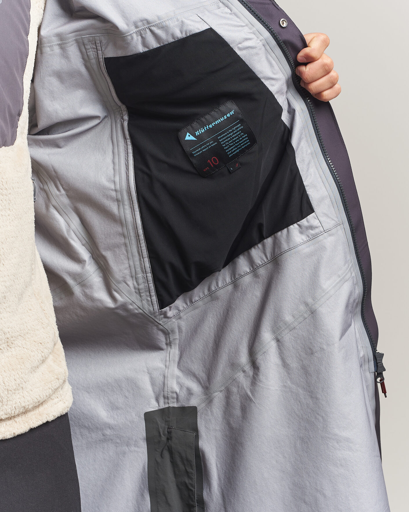 Mies | Takit | Klättermusen | Syr Hood Parka Raven