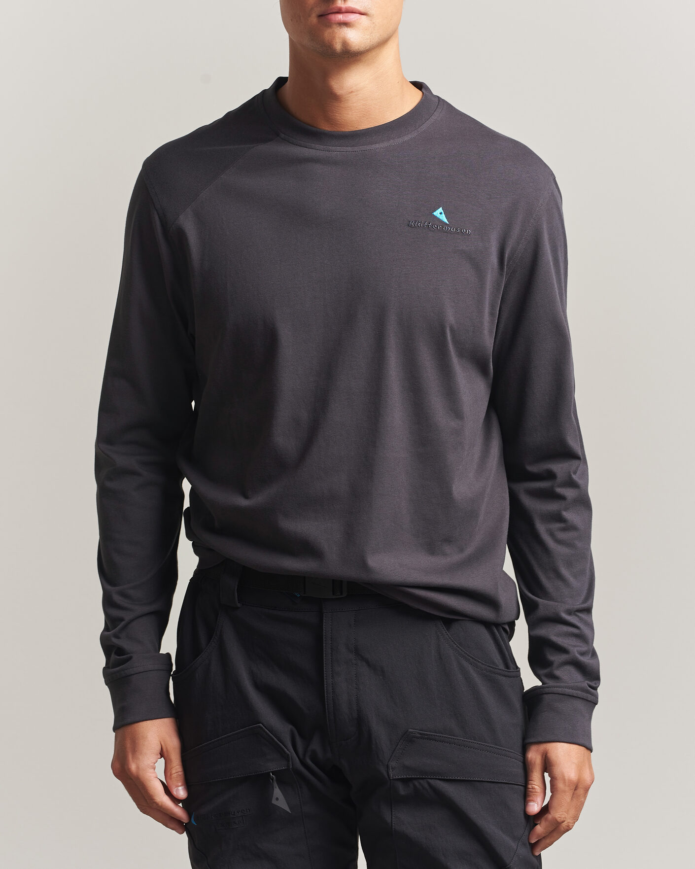 Mies | T-paidat | Klättermusen | Root Long Sleeve Logo T-Shirt Raven