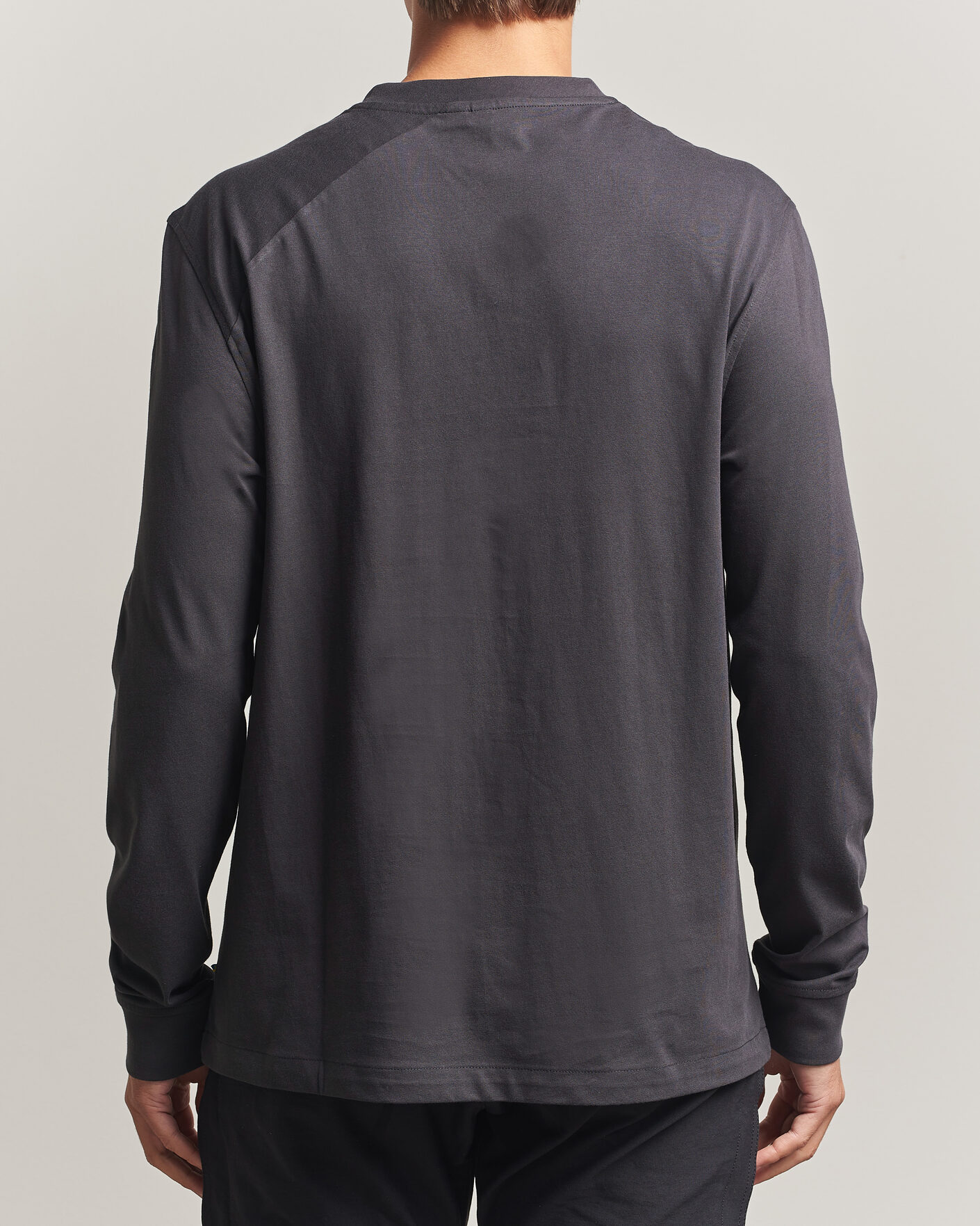 Mies | T-paidat | Klättermusen | Root Long Sleeve Logo T-Shirt Raven