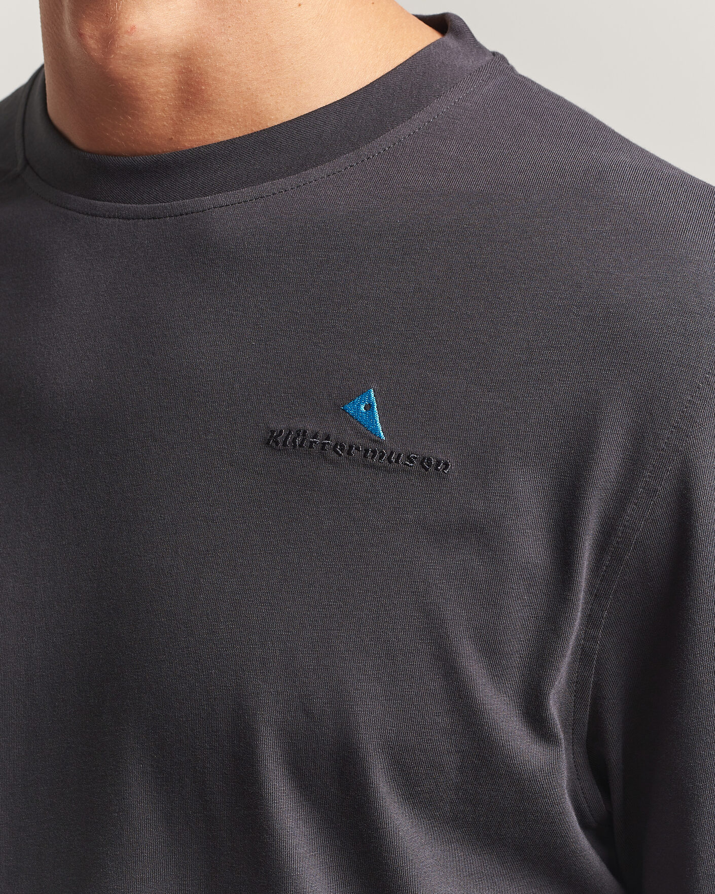 Mies | T-paidat | Klättermusen | Root Long Sleeve Logo T-Shirt Raven
