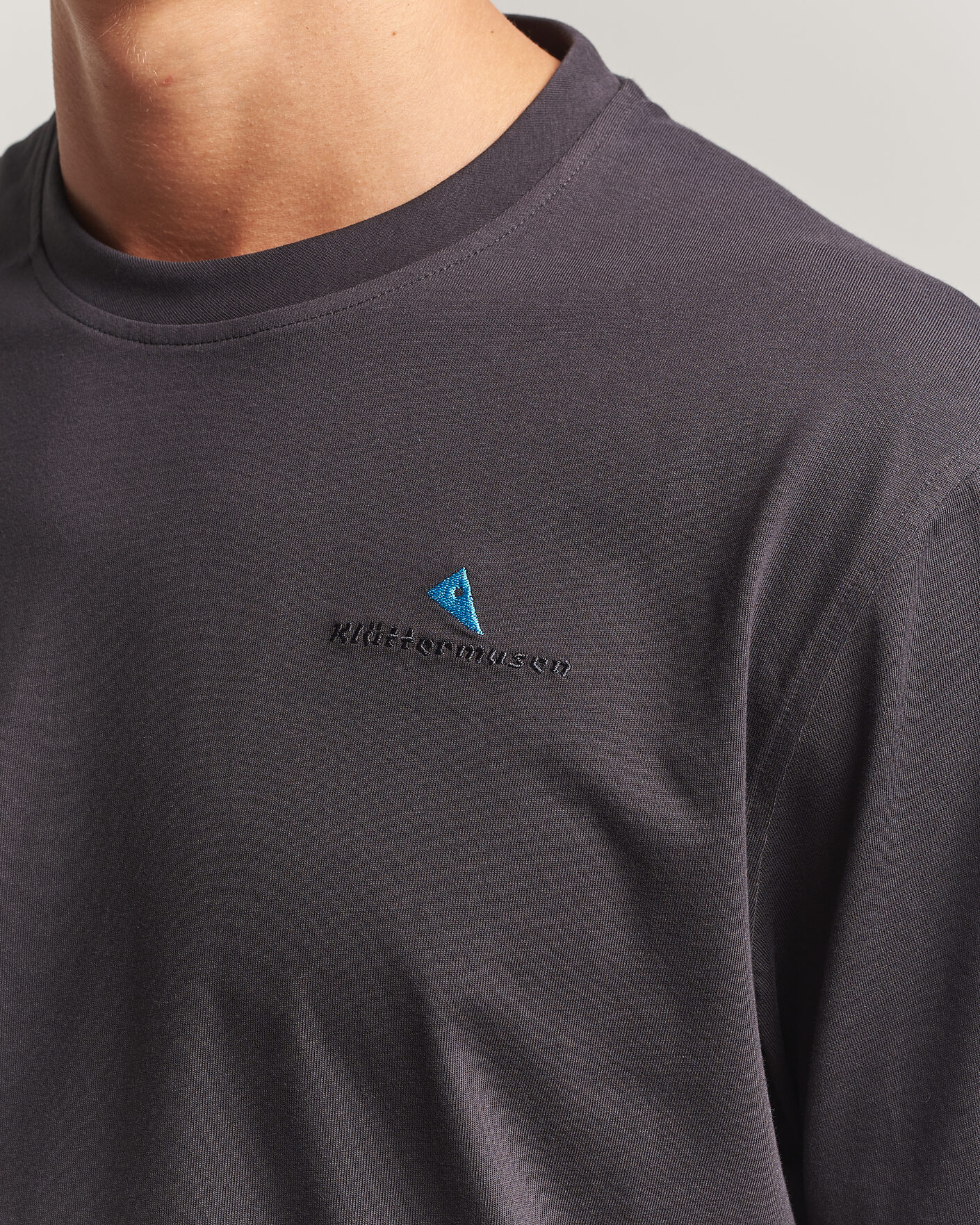 Mies | T-paidat | Klättermusen | Root Logo T-Shirt Raven