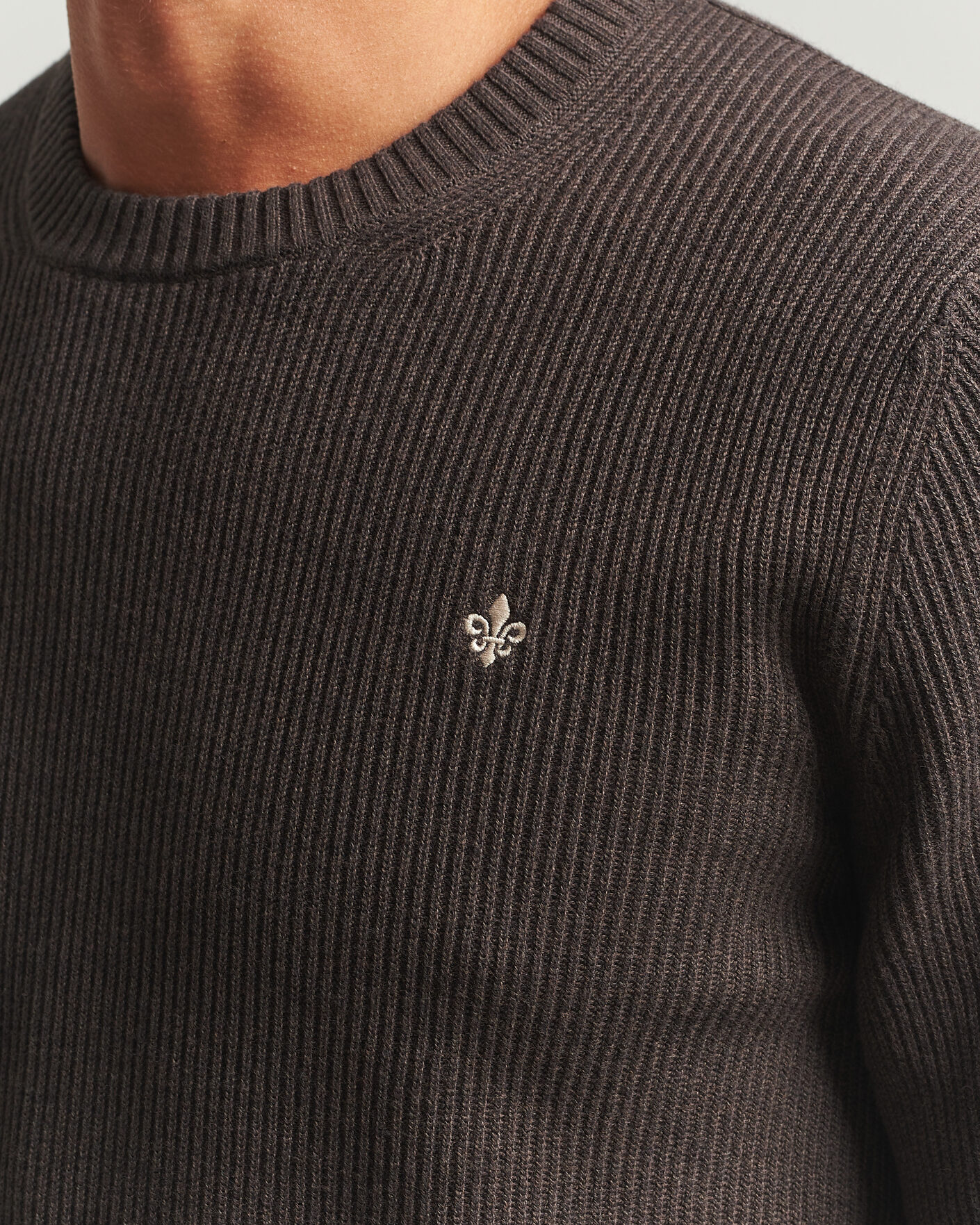 Mies | Puserot | Morris | Colin O-Neck Brown