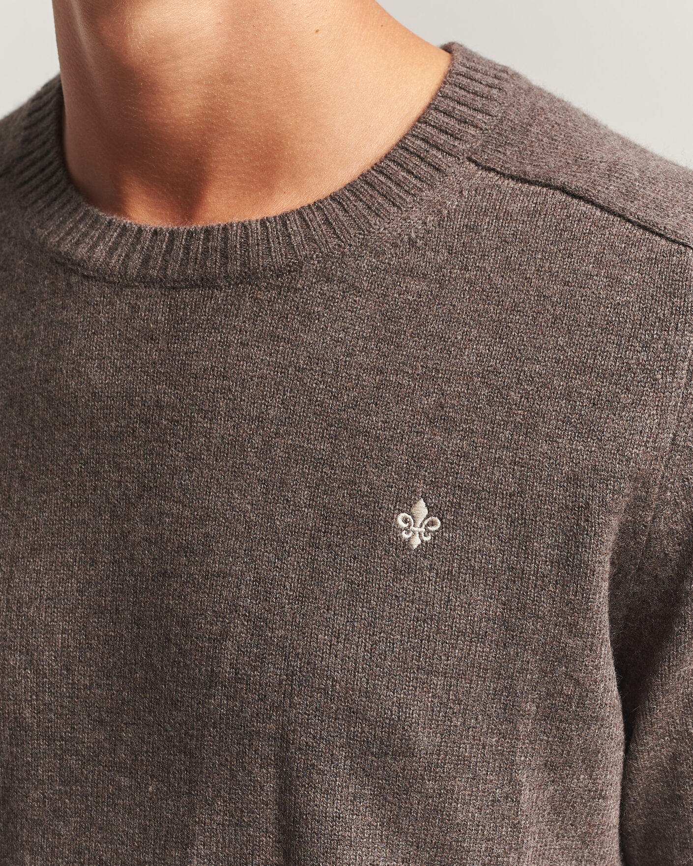 Mies | Puserot | Morris | Hertford Lambswool Crew Neck Brown