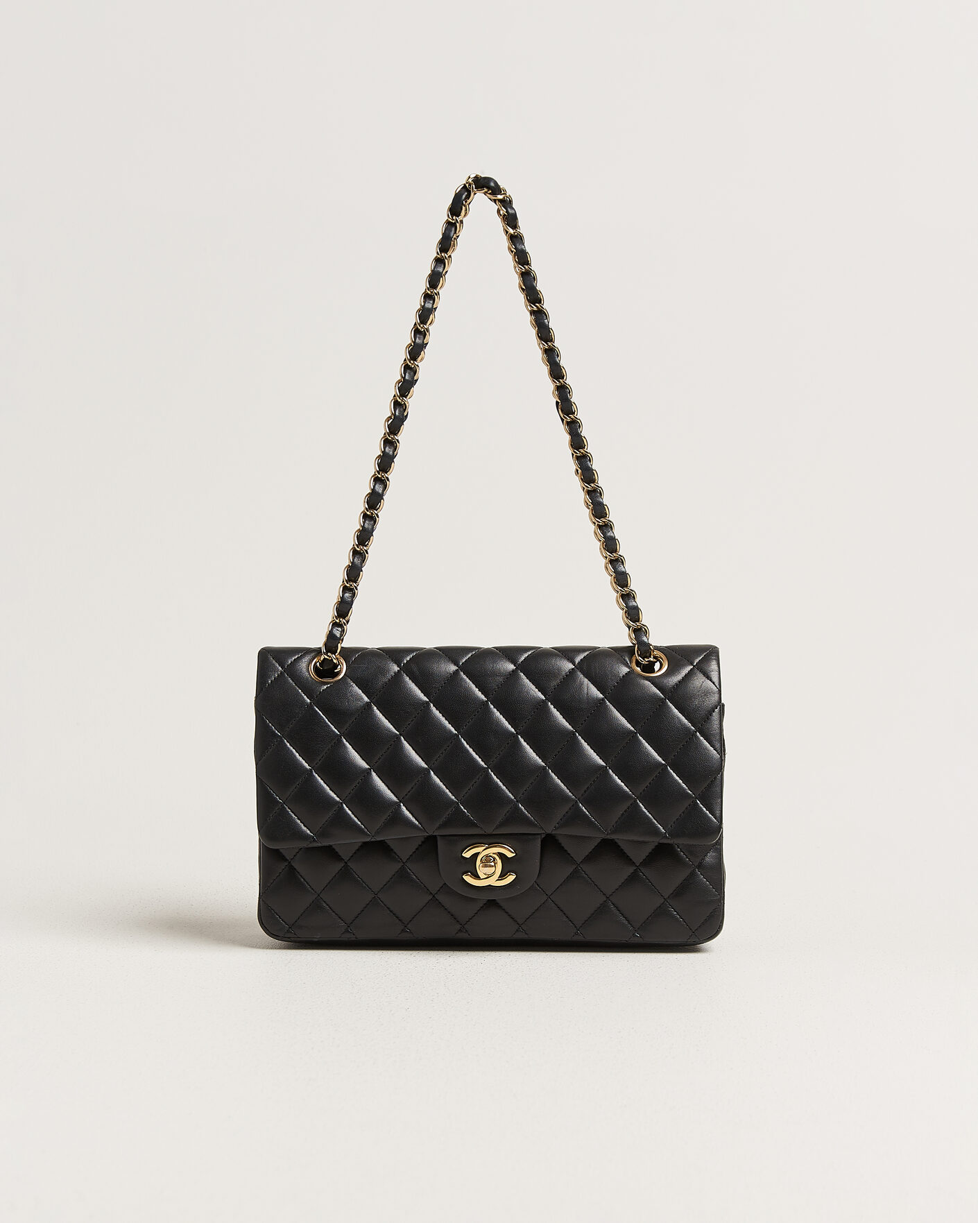 Mies | Chanel Pre-Owned Classic Medium Double Flap Bag Lambskin Black | Chanel Pre-Owned | Classic Medium Double Flap Bag Lambskin Black
