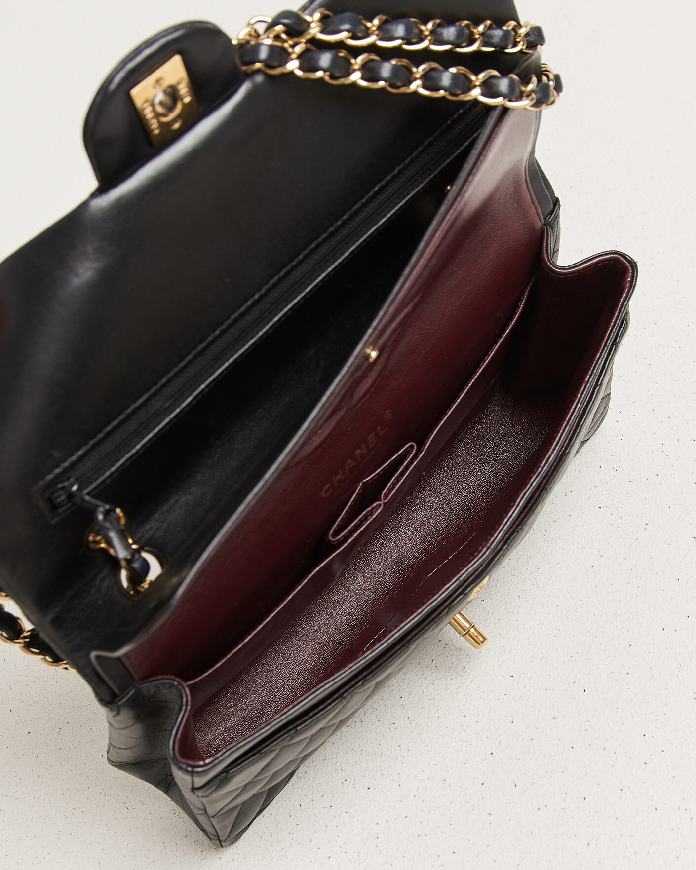 Mies | Chanel Pre-Owned Classic Medium Double Flap Bag Lambskin Black | Chanel Pre-Owned | Classic Medium Double Flap Bag Lambskin Black