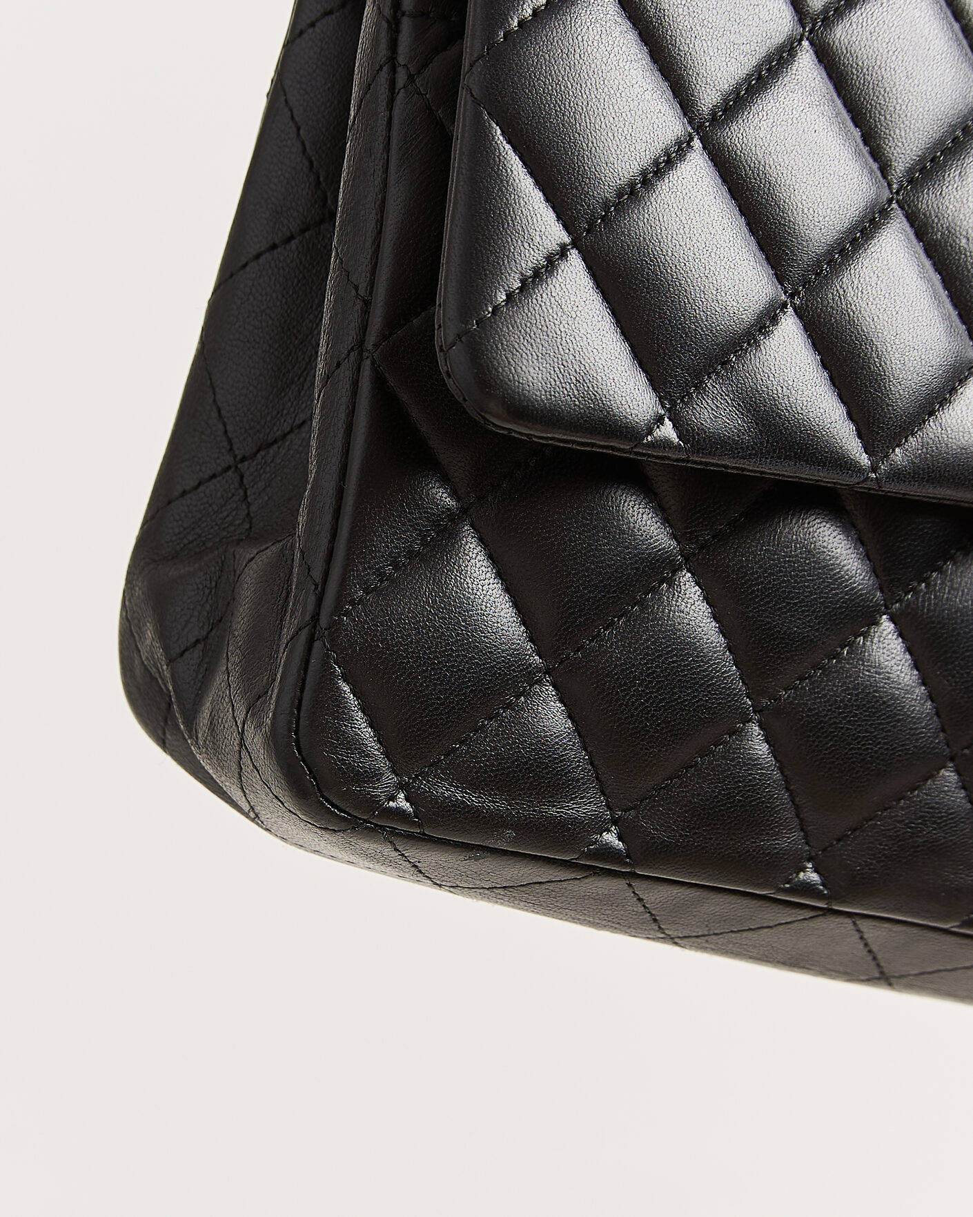 Mies | Chanel Pre-Owned Classic Medium Double Flap Bag Lambskin Black | Chanel Pre-Owned | Classic Medium Double Flap Bag Lambskin Black