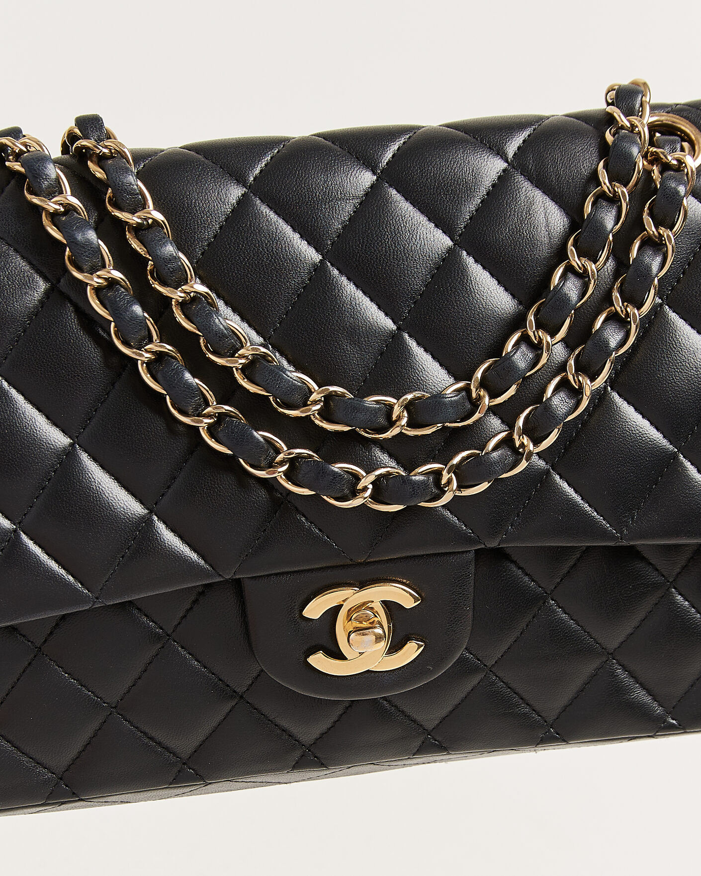 Mies | Chanel Pre-Owned Classic Medium Double Flap Bag Lambskin Black | Chanel Pre-Owned | Classic Medium Double Flap Bag Lambskin Black