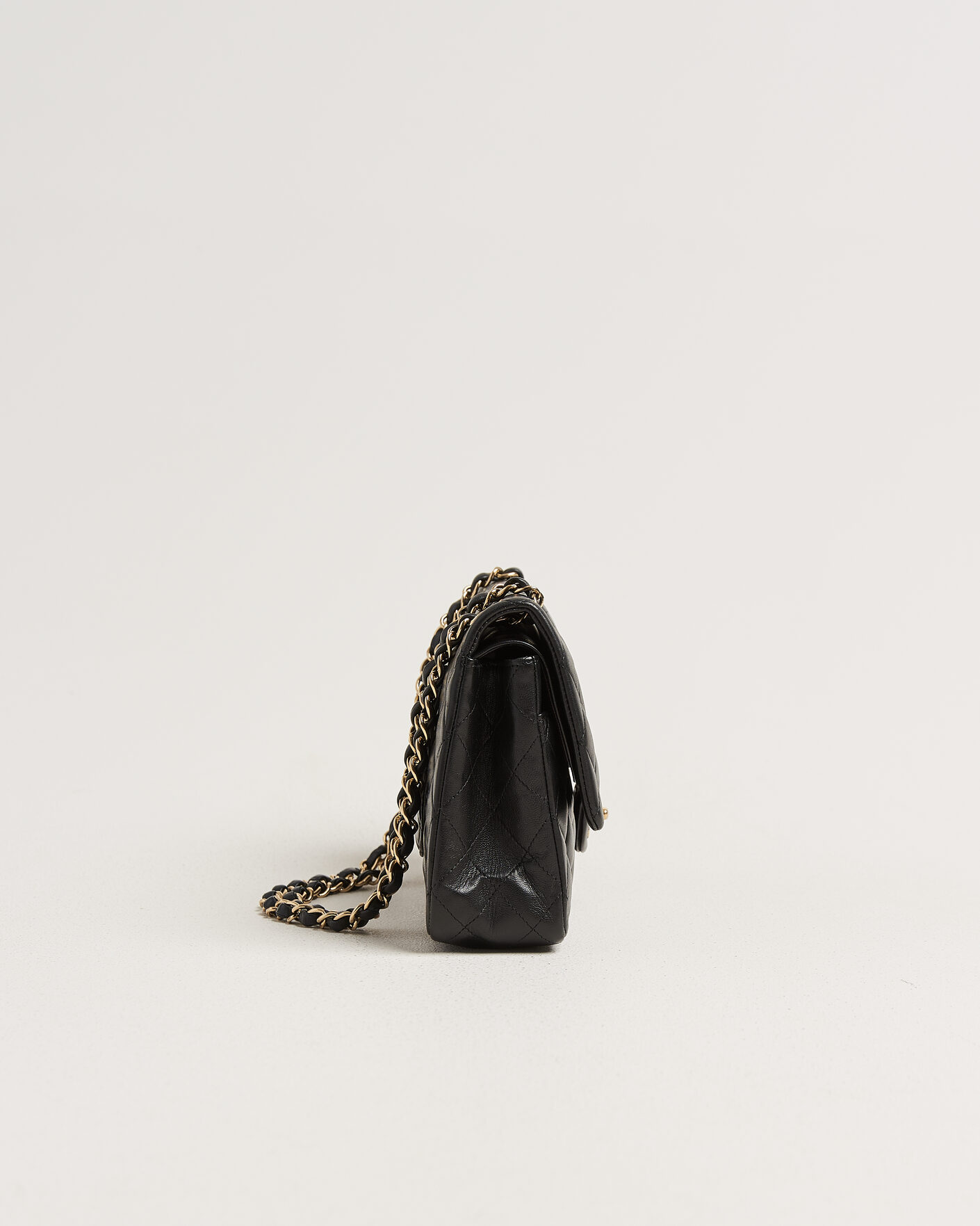 Mies | Chanel Pre-Owned Classic Medium Double Flap Bag Lambskin Black | Chanel Pre-Owned | Classic Medium Double Flap Bag Lambskin Black