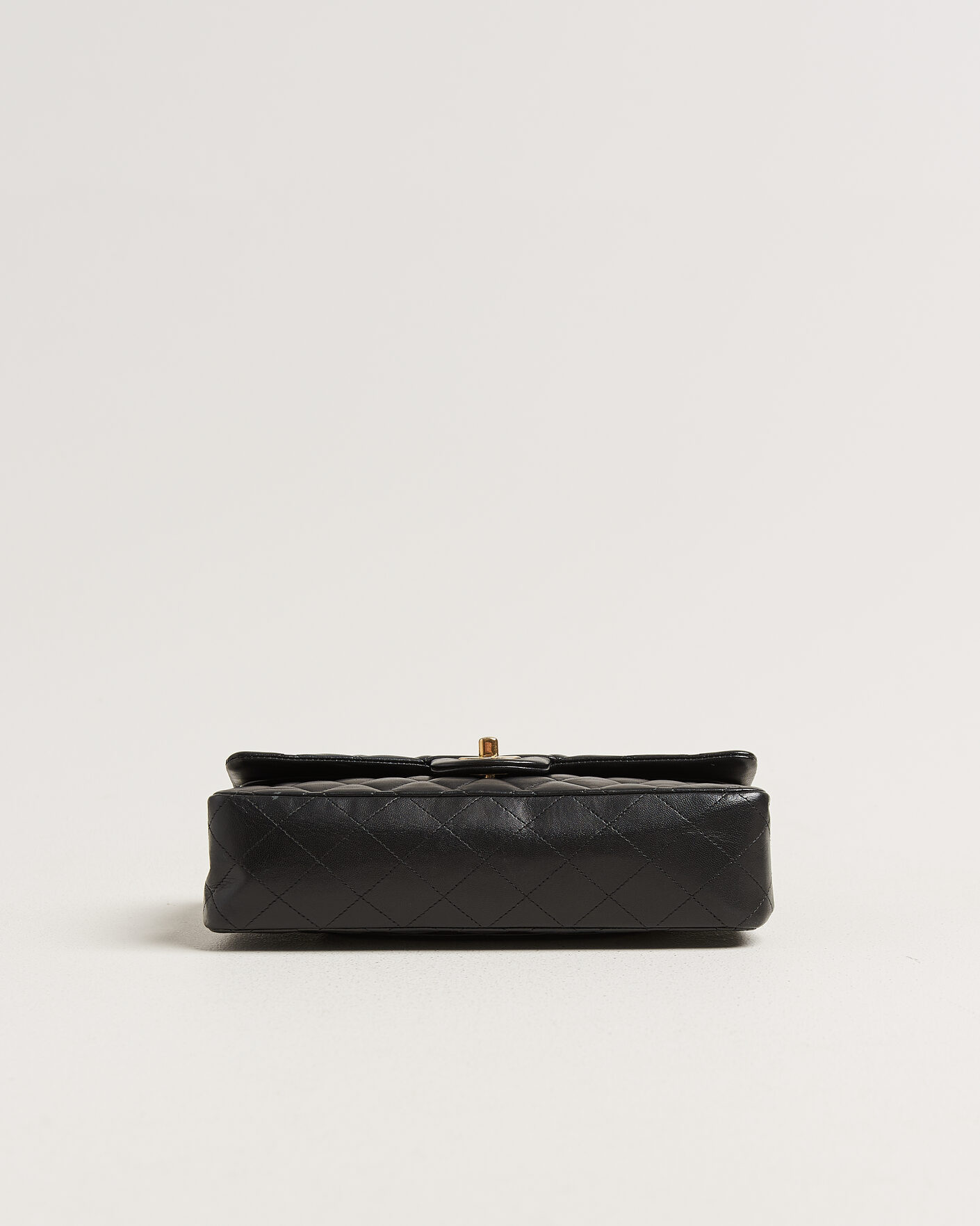 Mies | Chanel Pre-Owned Classic Medium Double Flap Bag Lambskin Black | Chanel Pre-Owned | Classic Medium Double Flap Bag Lambskin Black