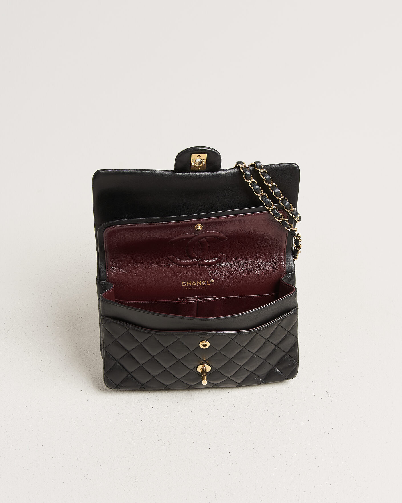 Mies | Chanel Pre-Owned Classic Medium Double Flap Bag Lambskin Black | Chanel Pre-Owned | Classic Medium Double Flap Bag Lambskin Black
