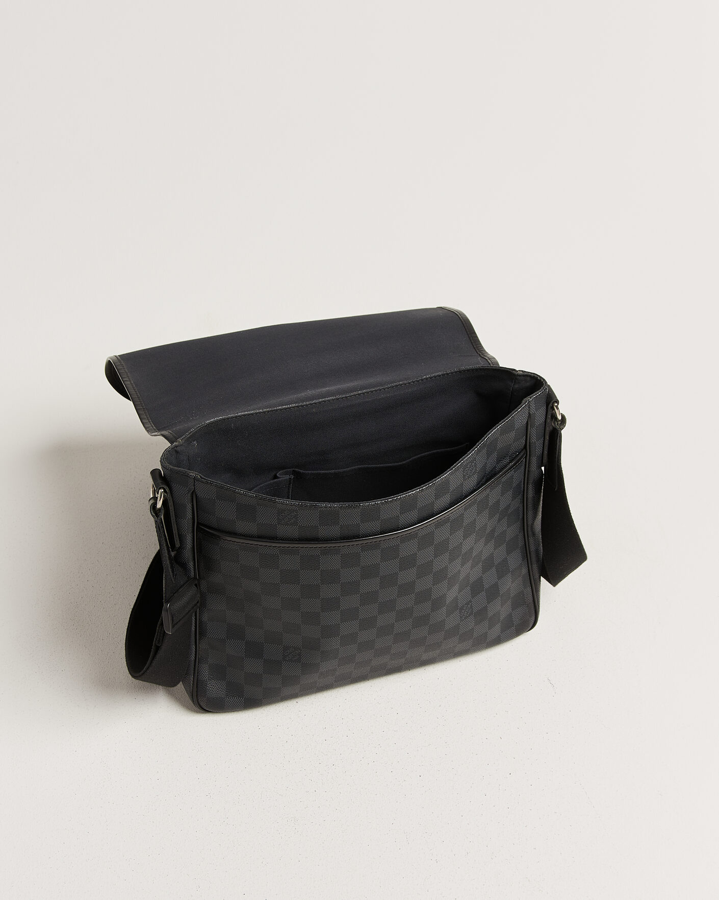 Mies | Pre-Owned & Vintage Bags | Louis Vuitton Pre-Owned | Daniel MM Shoulder Bag Damier Graphite
