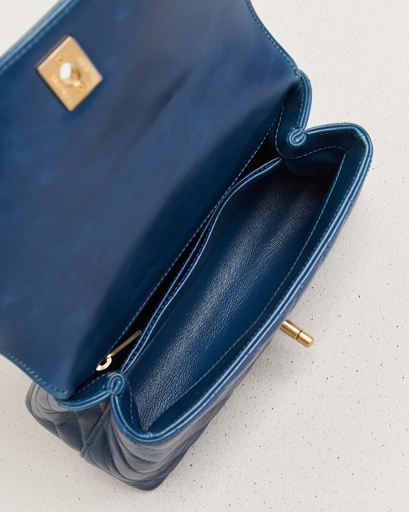 Mies | Pre-Owned & Vintage Bags | Chanel Pre-Owned | Coco Handle Chevron Bag Blue